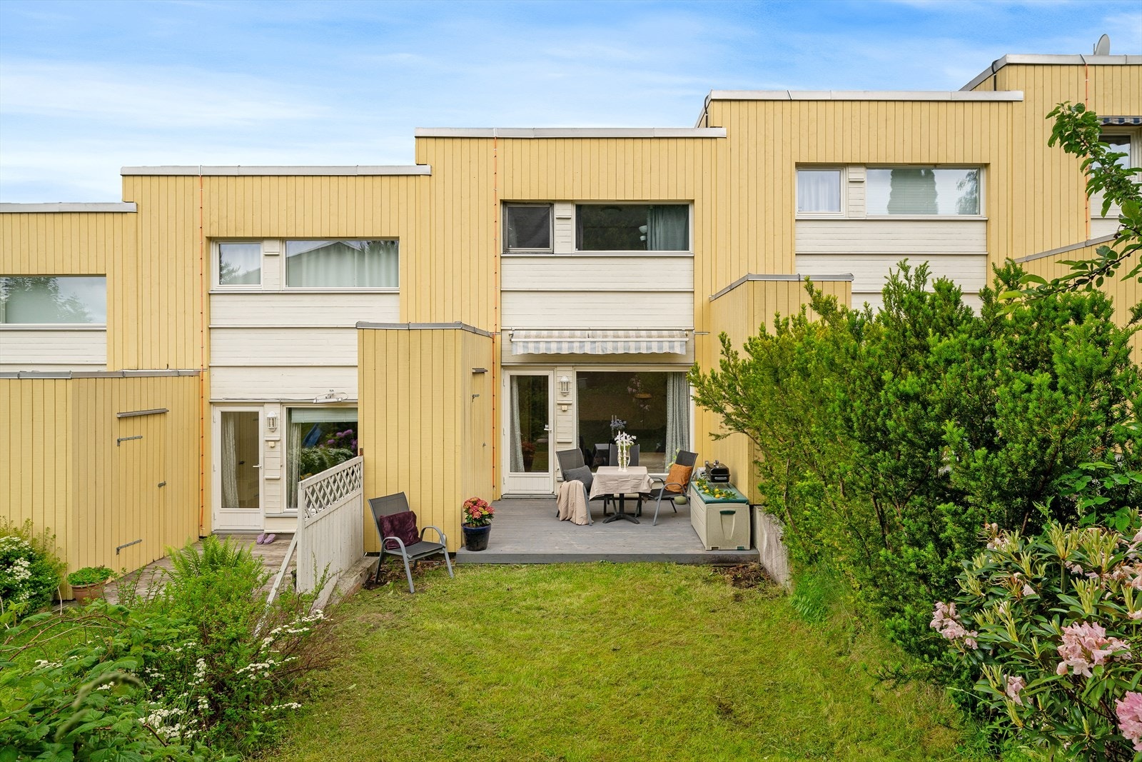 Solrik og barnevennlig hage med god plass til utemøbler, grill og lek. Galleribilde