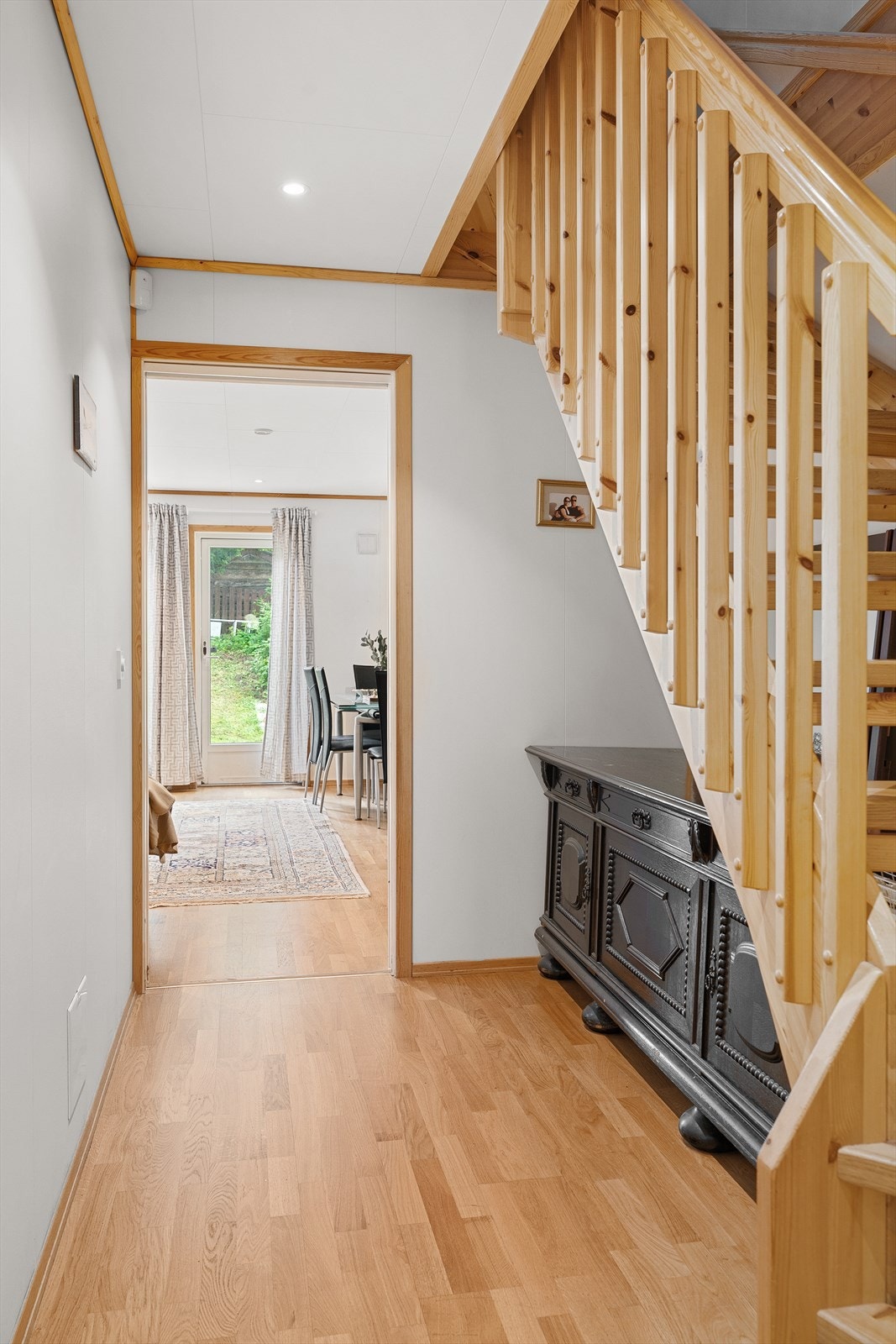 I tillegg til innvendig bod på hovedsoverom har boligen god lagringsplass i utvendig bod, både ved inngangsparti og ved hagedelen. Galleribilde