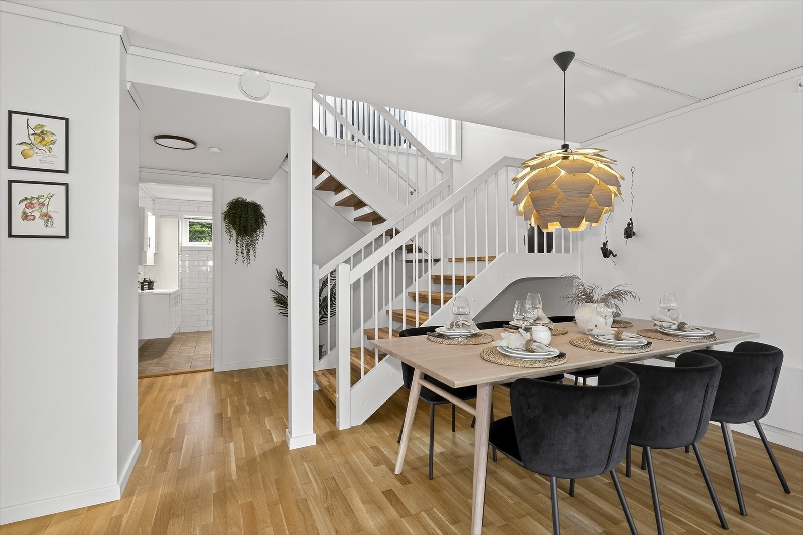 Trappegangen ligger åpen inn mot stua, med pen åpen trapp opp til loftetasjen. Galleribilde