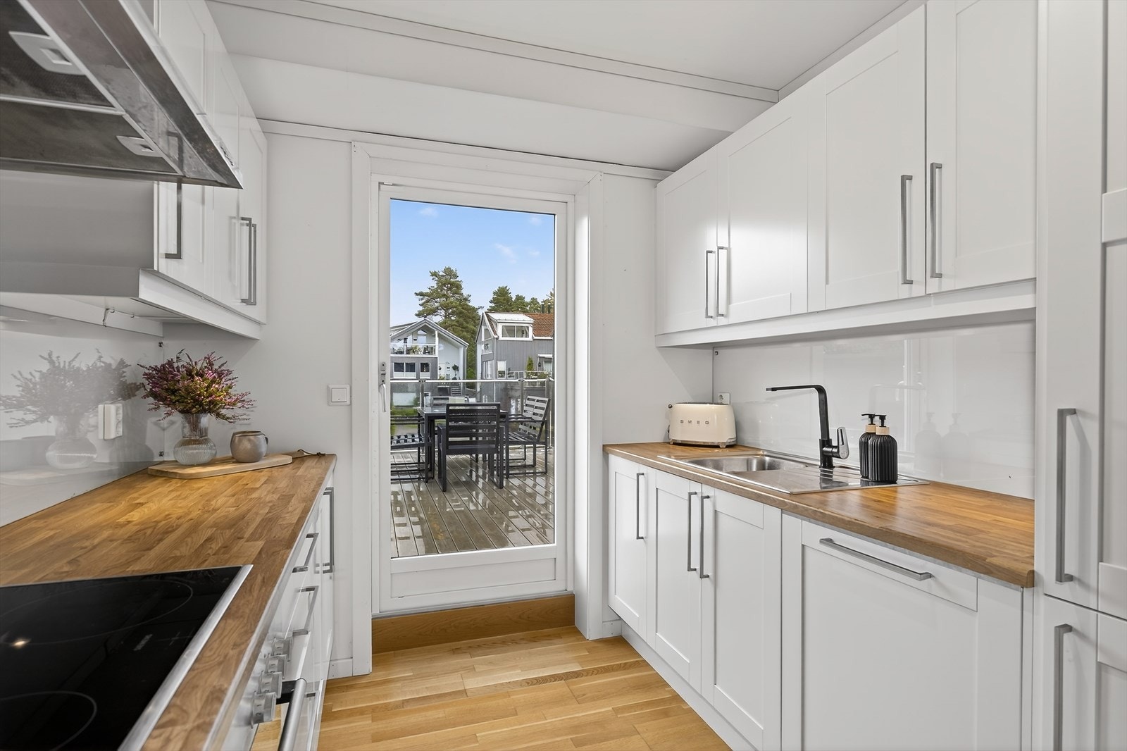 Her er alle hvitevarer integrert, som oppvaskmaskin, koketopp, stekeovn og kjøl/fryseskap. Over kokesonen er det ventilator med kullfilter. Galleribilde