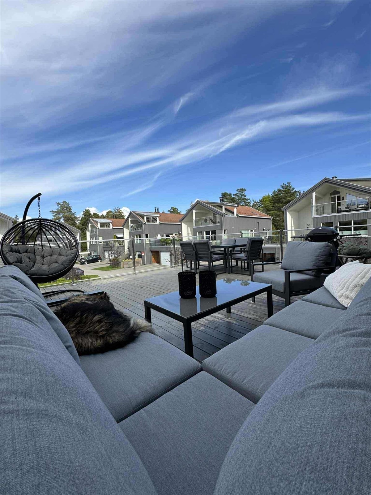 Takterrasse har adkomst fra kjøkkenet, med god plass til diverse utemøblement, grill og blomster. Privat bilde Galleribilde