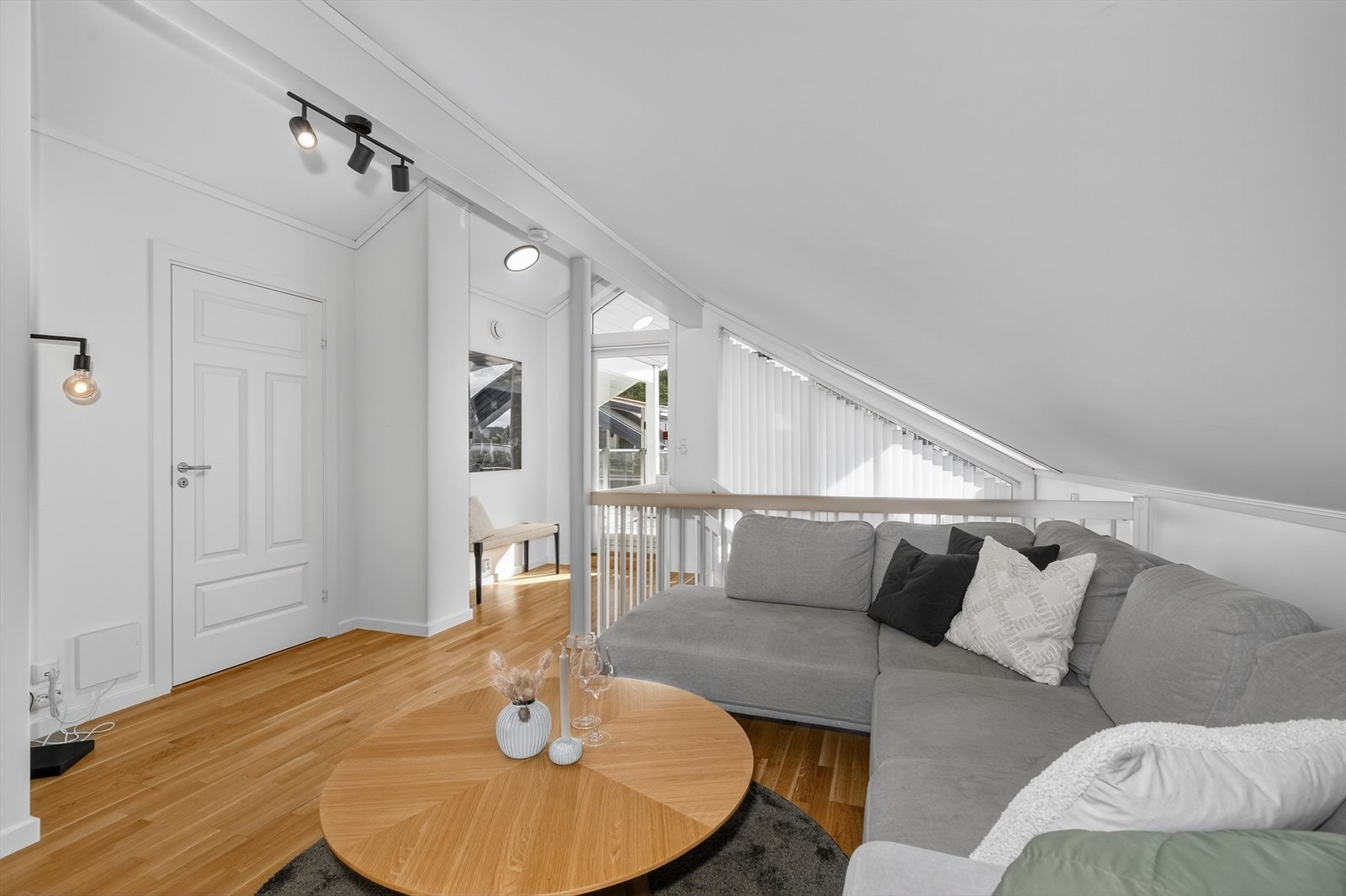 Loftetasjen har en lys og fin stue med samme overflater som boligen forøvrig. Også her er det gode vindusflater, og et takvindu gir ekstra lys til trappegangen. Galleribilde