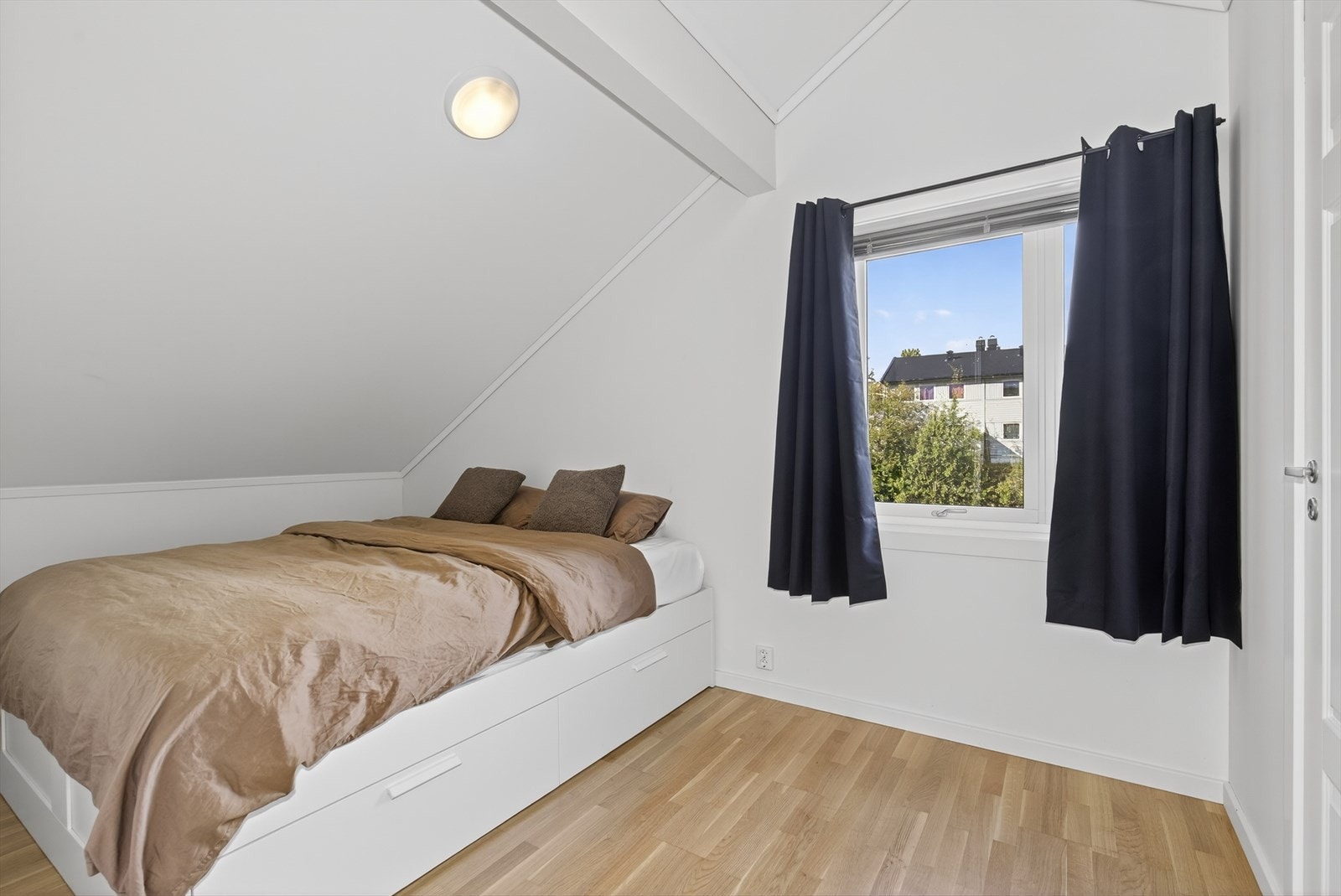 To av boligens tre soverom ligger på loftetasjen. Inntil det ene soverommet er det en praktisk bodplass. Galleribilde