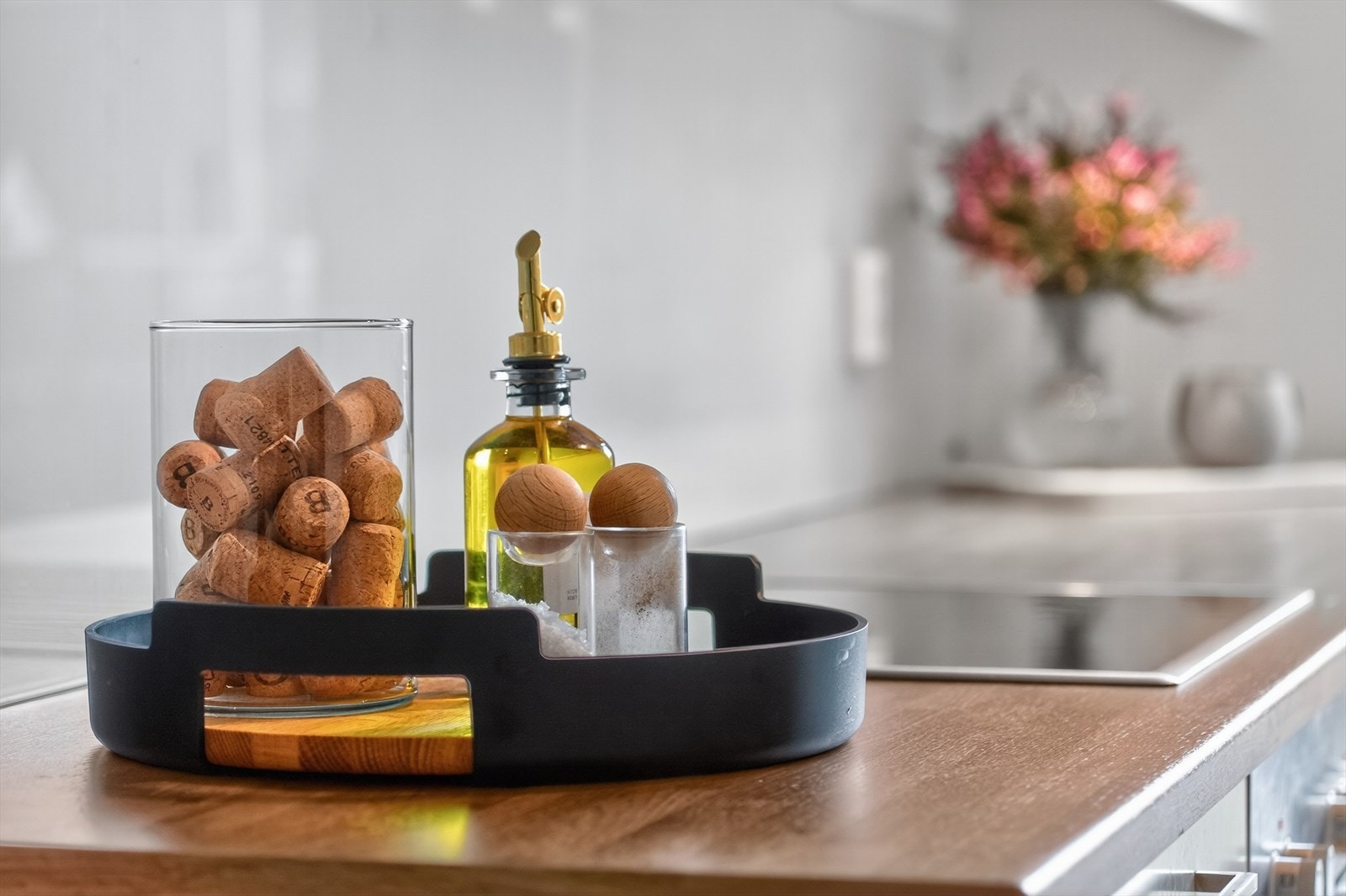 Det er også godt med benkeplass, hvor det er montert plater på vegg som beskytter mot vannsprut og stekefett ved matlaging. Galleribilde