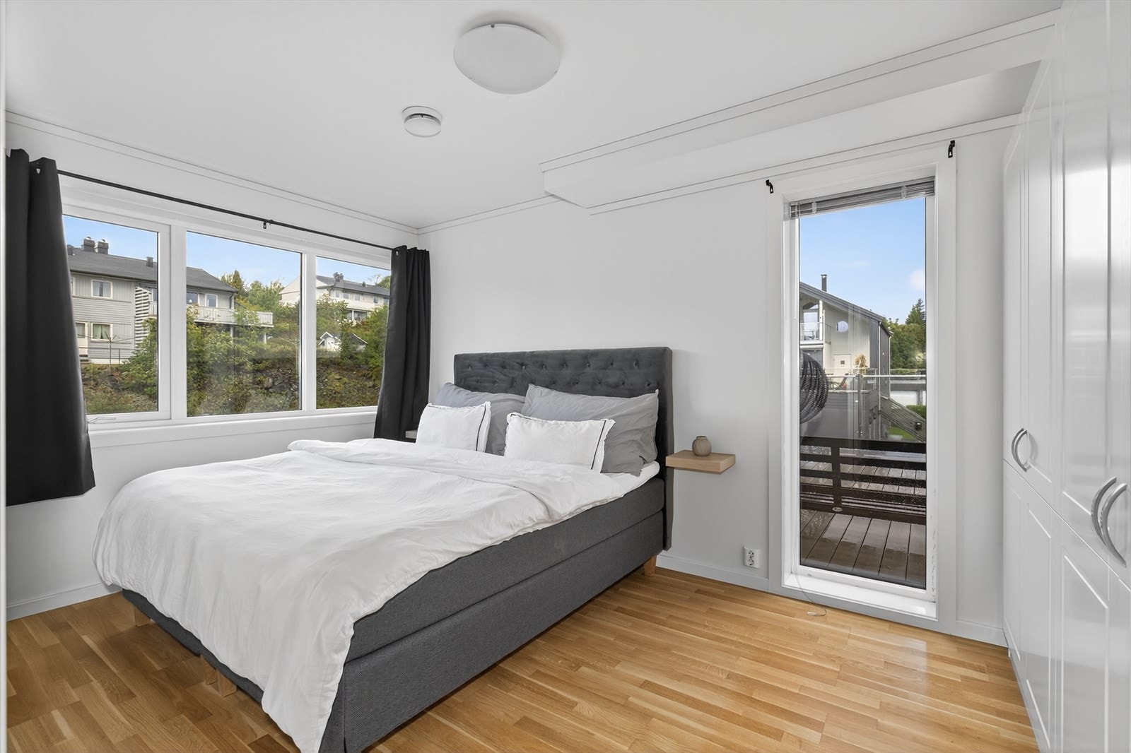 Hovedsoverommet som ligger inntil stua er av god størrelse med plass til dobbeltseng og nattbord. Her er det godt med skapplass i garderobe langs den ene veggen. Galleribilde