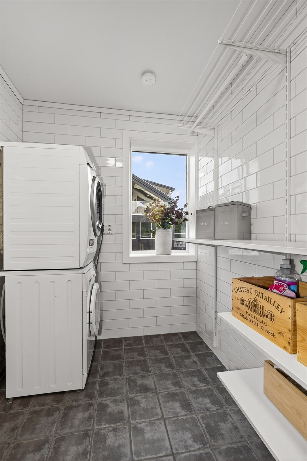 Inntil badet er det eget vaskerom som er utført i samme stil som badet, med fliser på vegger og gulv. Vaskerommet er praktisk innredet med både hylle- og tørkeplass. Det er opplegg for og plass til vaskemaskin og tørketrommel. Galleribilde