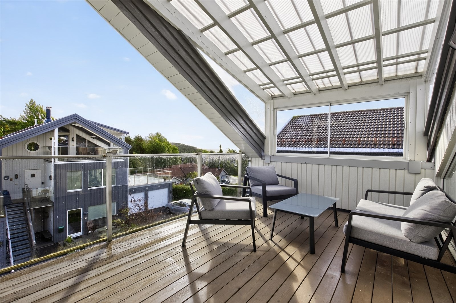 Fra loftstua er det adkomst til en lun, overbygget balkong mot øst på ca. 14 m2. Galleribilde