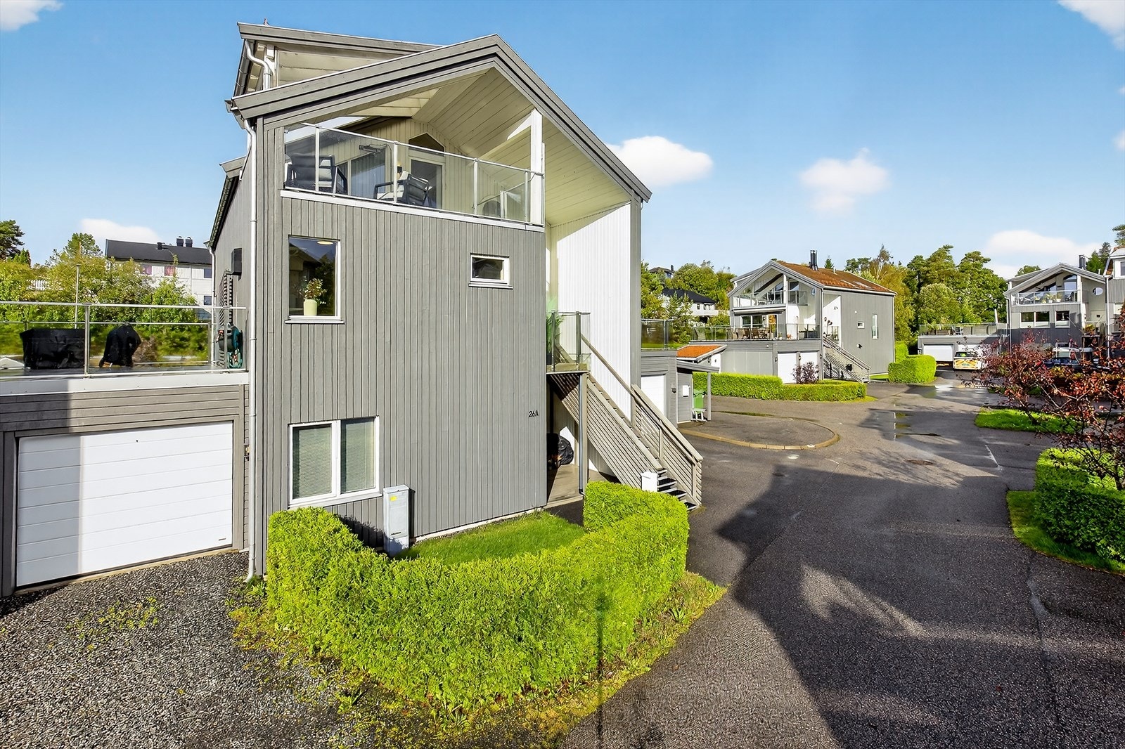 Boligen ligger fint til i et etablert og barnevennlig område som del av et koselig boligtun med gangavstand til Langesund sentrum. Galleribilde