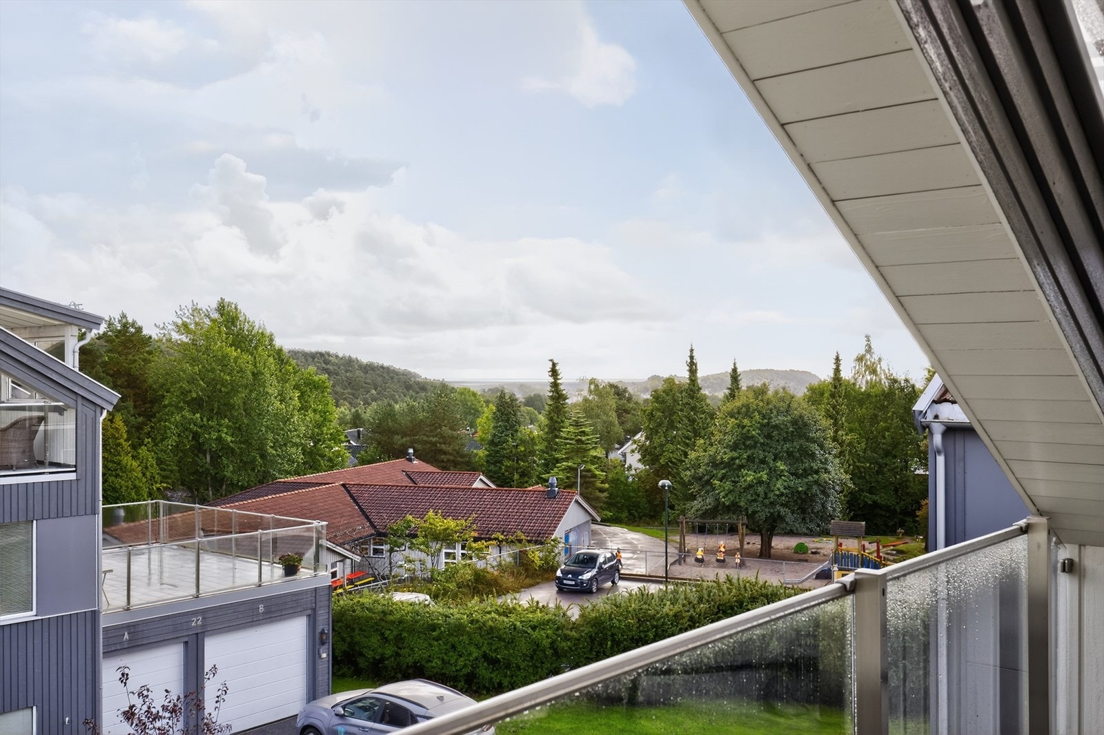 Her er det både tett rekkverk som skjermer, og glassrekkverk som gir fint utsyn over nærområdet og ned mot sjøen. Galleribilde