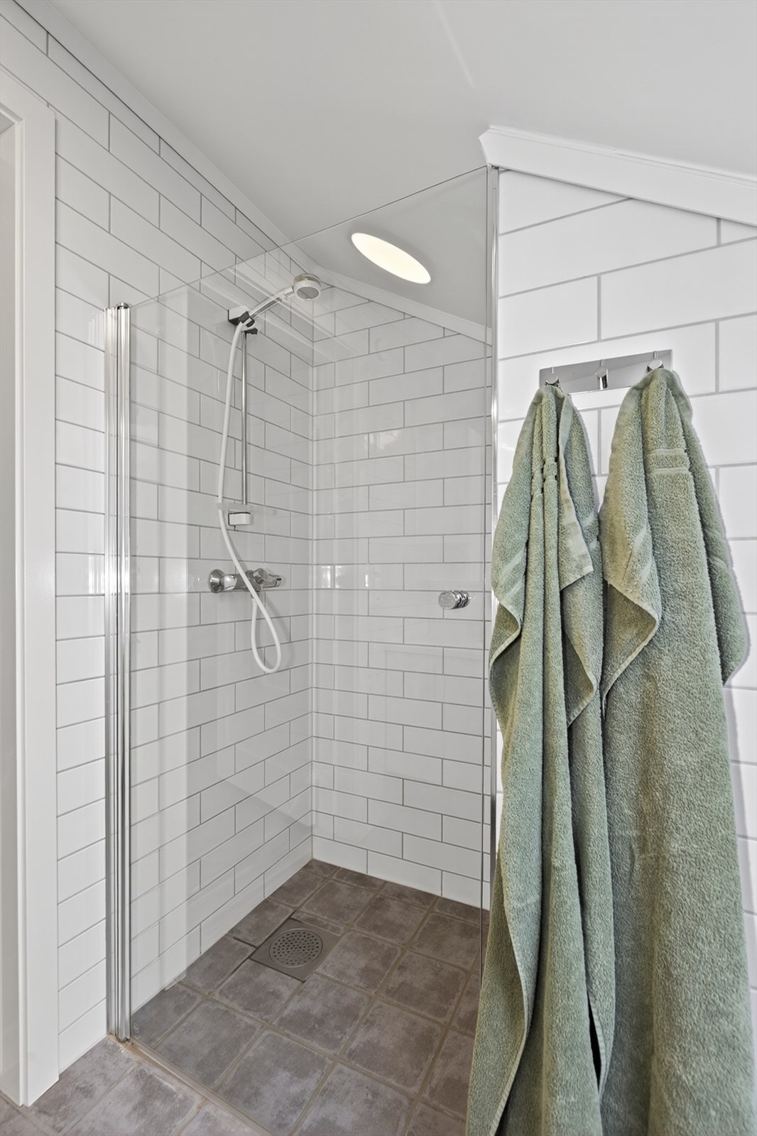 Dusjnisje med glassdør. Galleribilde