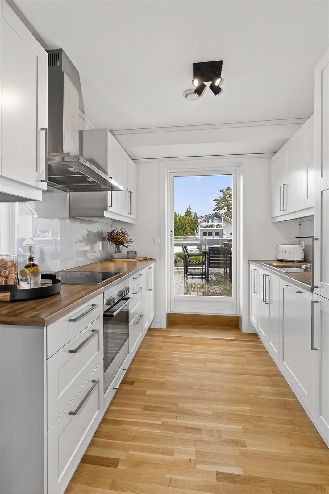 Kjøkkenet tilføres godt med arbeidslys fra glassdøra ut mot terrassen. Galleribilde