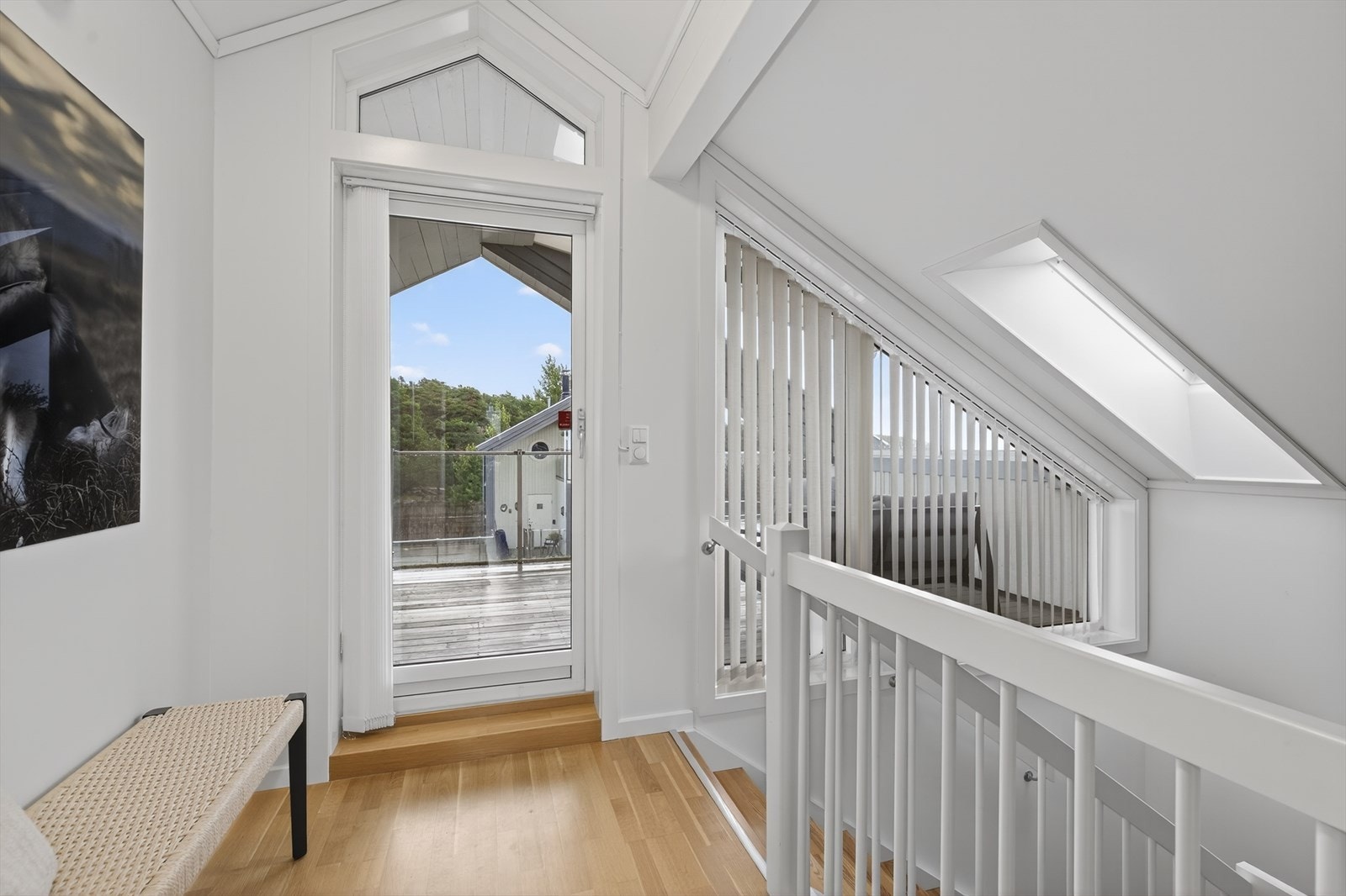 I vinduene er det montert lameller for lysskjerming. Galleribilde