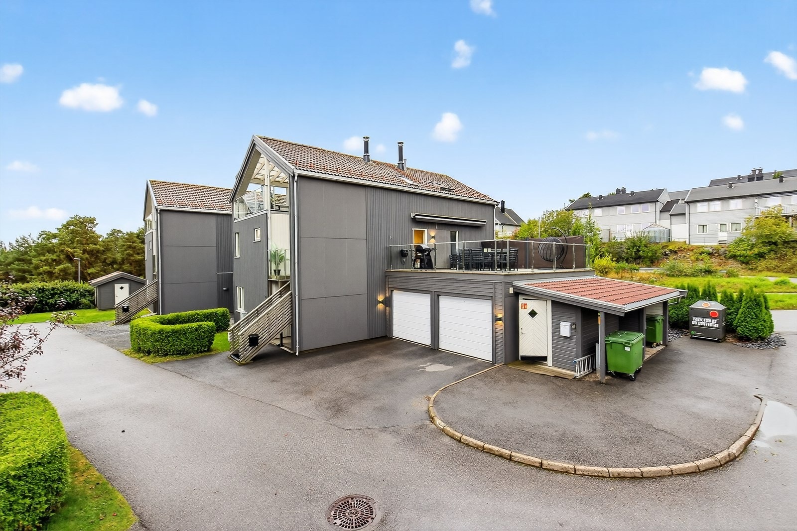 Det medfølger garasje med bod i bakkant i felles garasjeanlegg, samt parkering på gårdsplass foran garasjen. Galleribilde