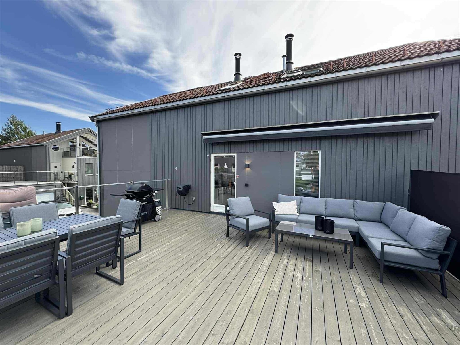 Delikat og innholdsrik kjedet bolig fra 2012 over to plan i moderne atriumhus sentralt på Nustad, Stor, solrik takterrasse - Privat bilde Galleribilde