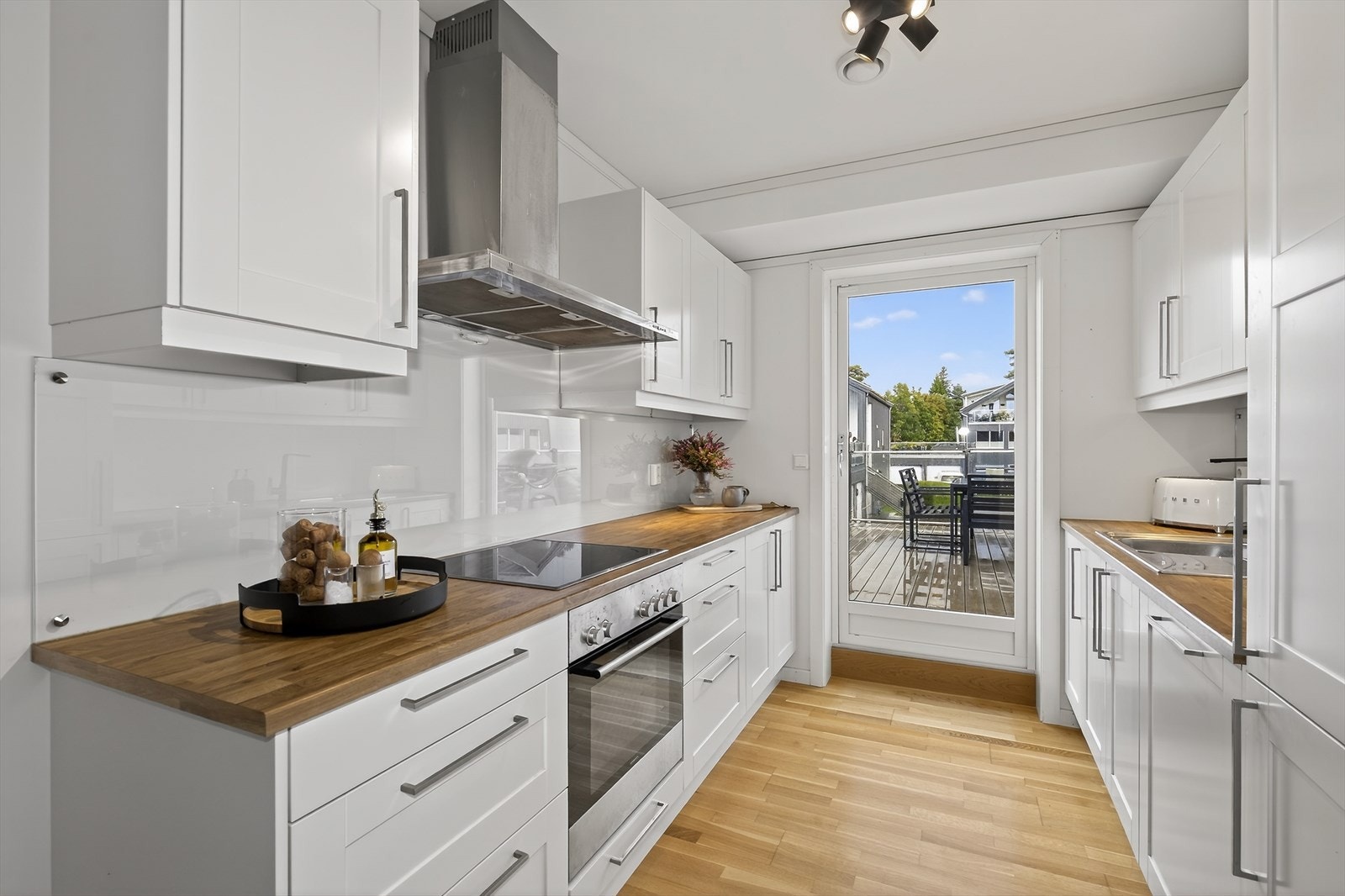 Kjøkkenet har god oppbevaringsplass i pen, tidløs innredning på to sider. Galleribilde