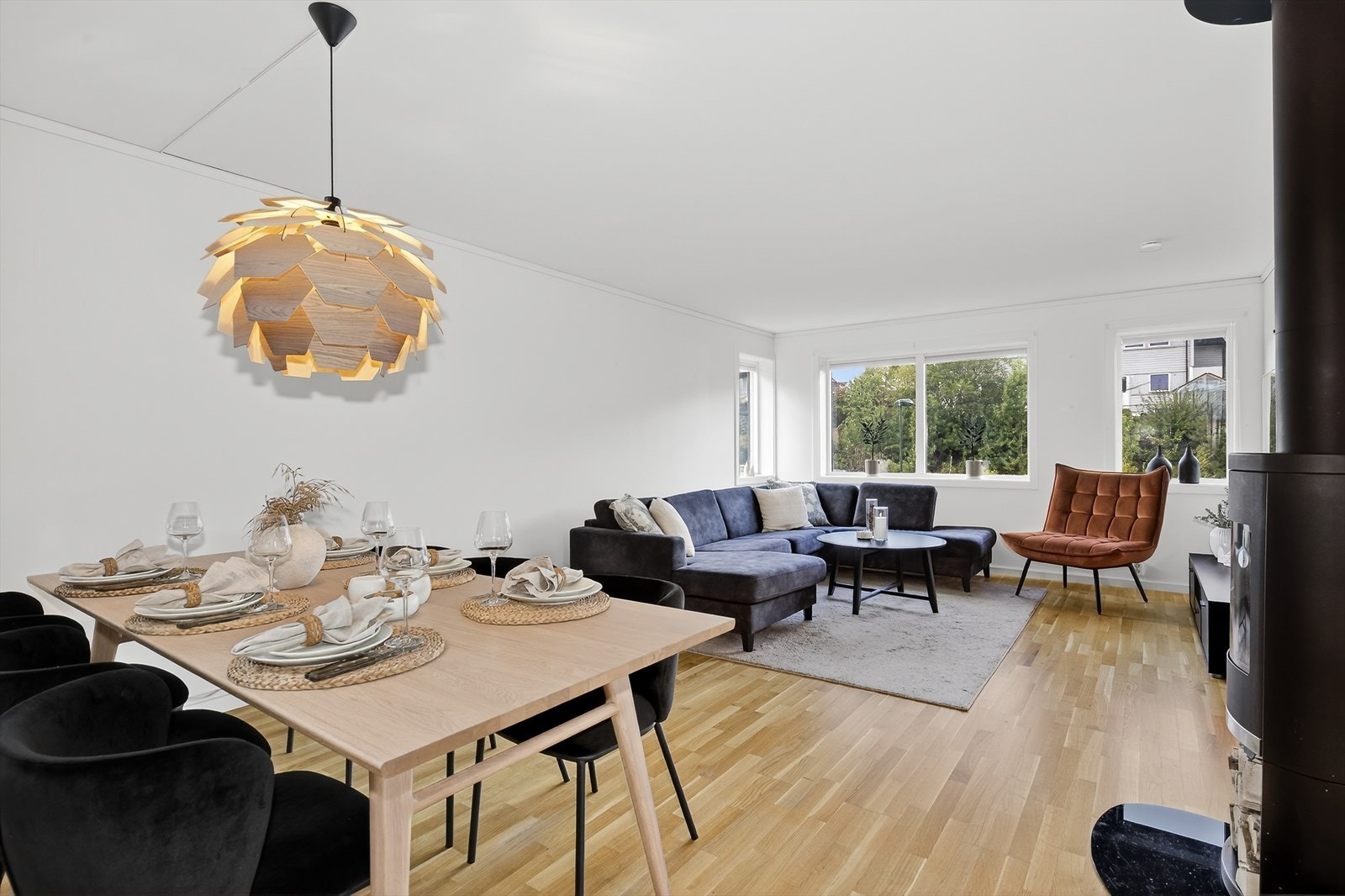 Den lyse, hyggelige stua ligger i delvis åpen løsning inn mot kjøkkenet. Stua med flott parkettgulv og lyse veggoverflater har god plass til møblering, hvor spisestua har sin naturlige plass inntil kjøkkenet. Galleribilde