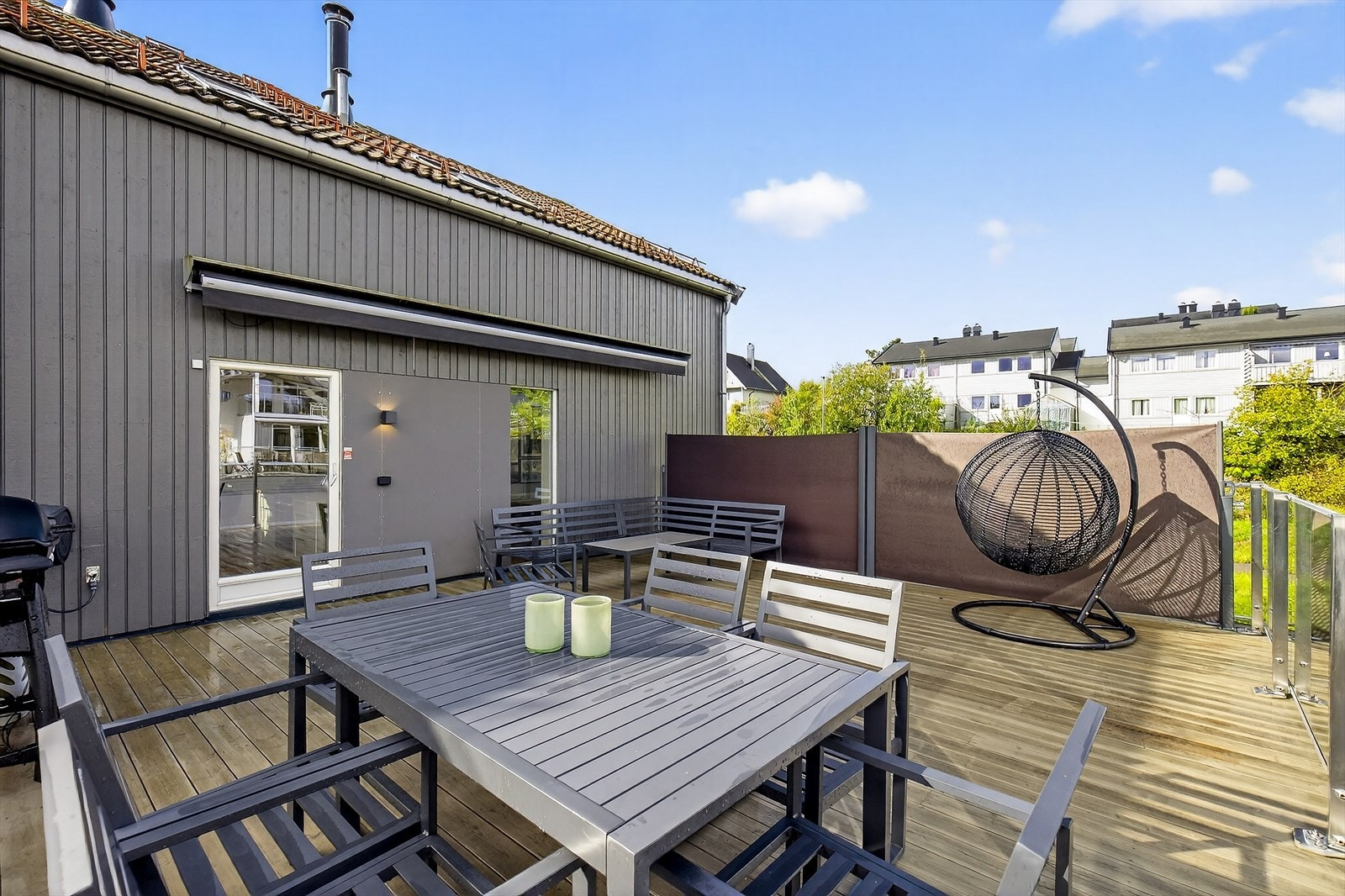 Her er det også montert markise for solskjerming og utekran. Galleribilde