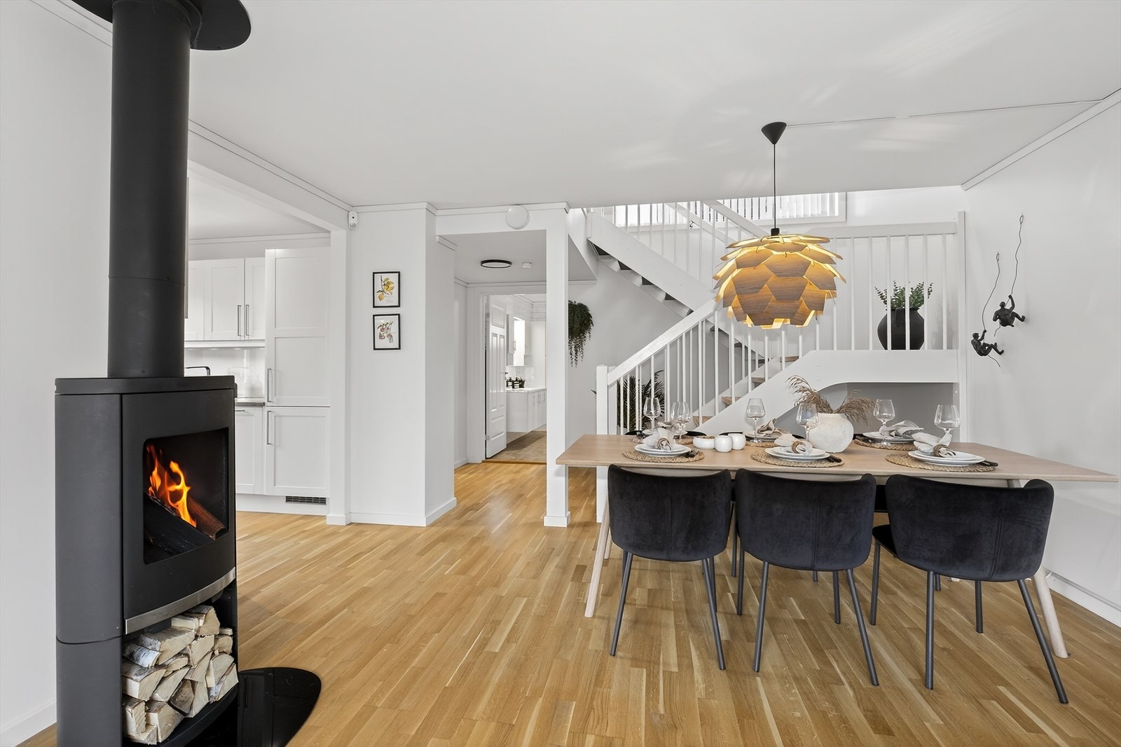 Boligen har en gjennomført stil og et moderne uttrykk, og inneholder blant annet både stuer, bad med varmekabler og soverom i begge etasjer. Galleribilde