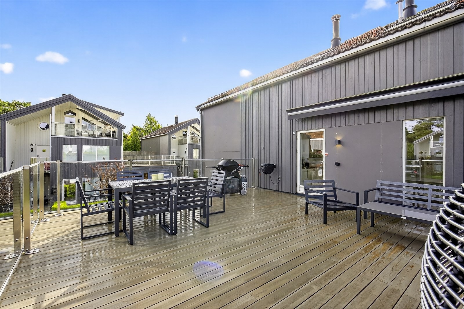 Boligen har god planløsning og flere utesoner, med sjenerøs og solrik takterrasse på hovedplan. Galleribilde