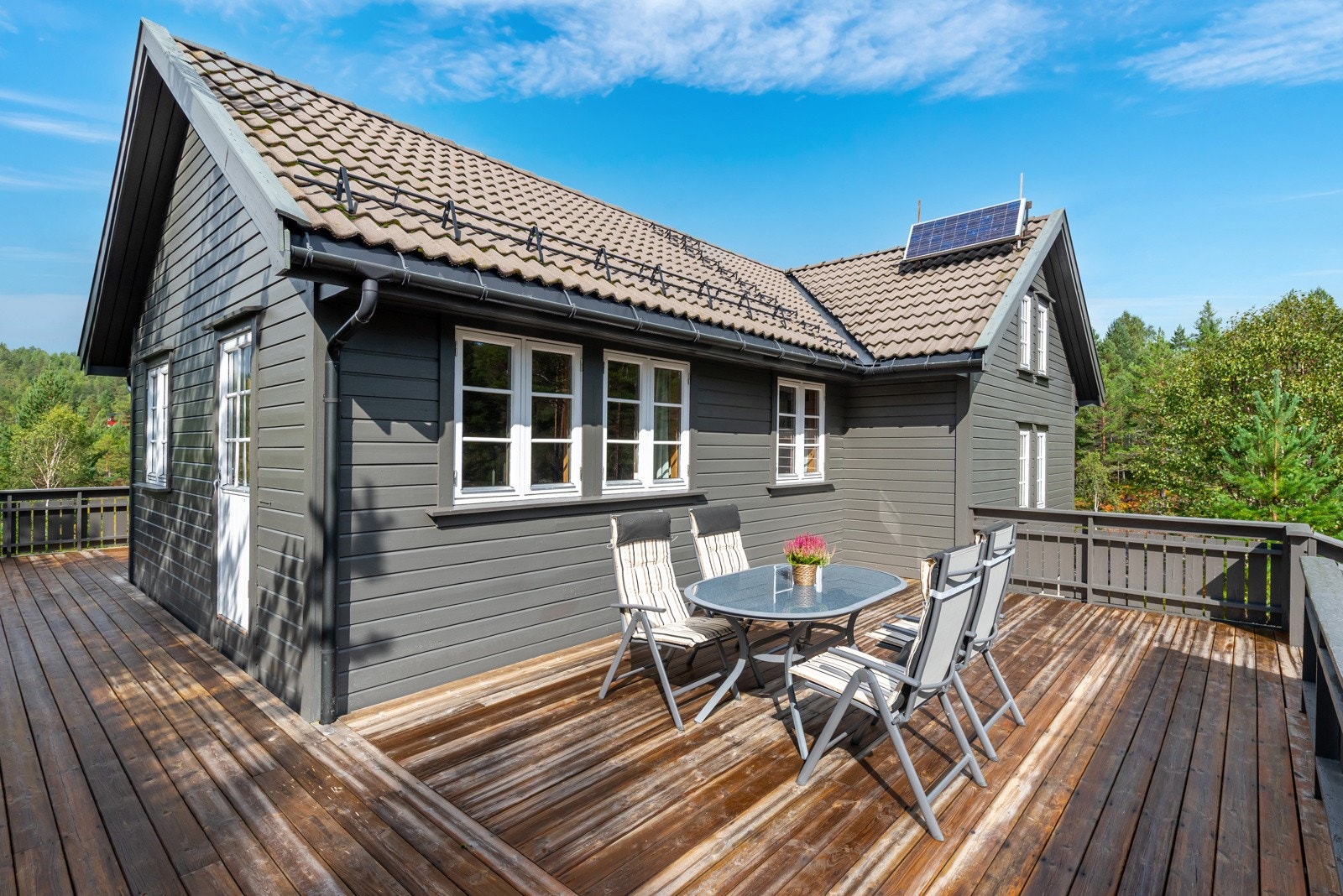 Terrassen er solrik og er på hele 70 kvm. Galleribilde