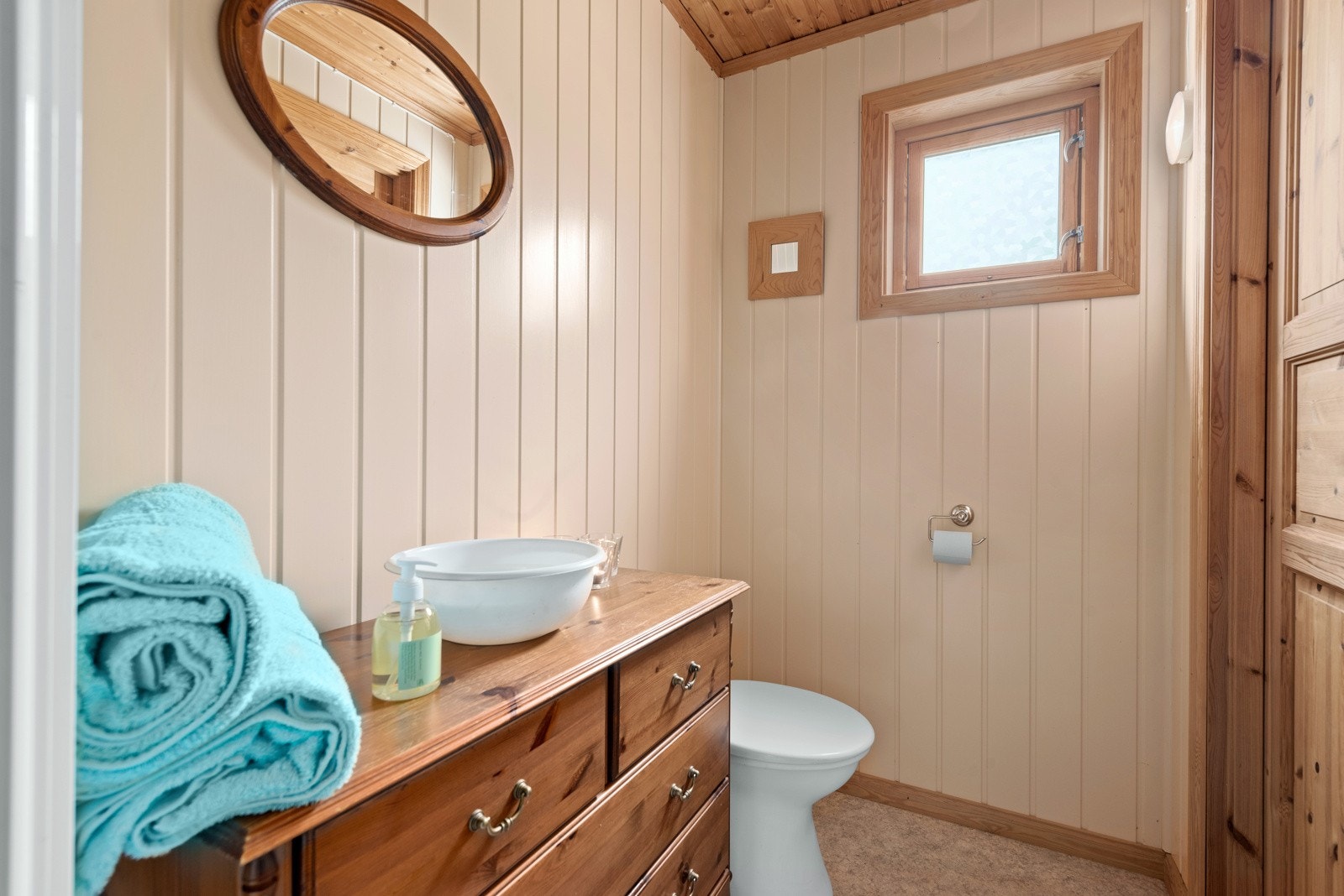 Bad med biotoalett og dusjkabinett med pumpedusj. Galleribilde