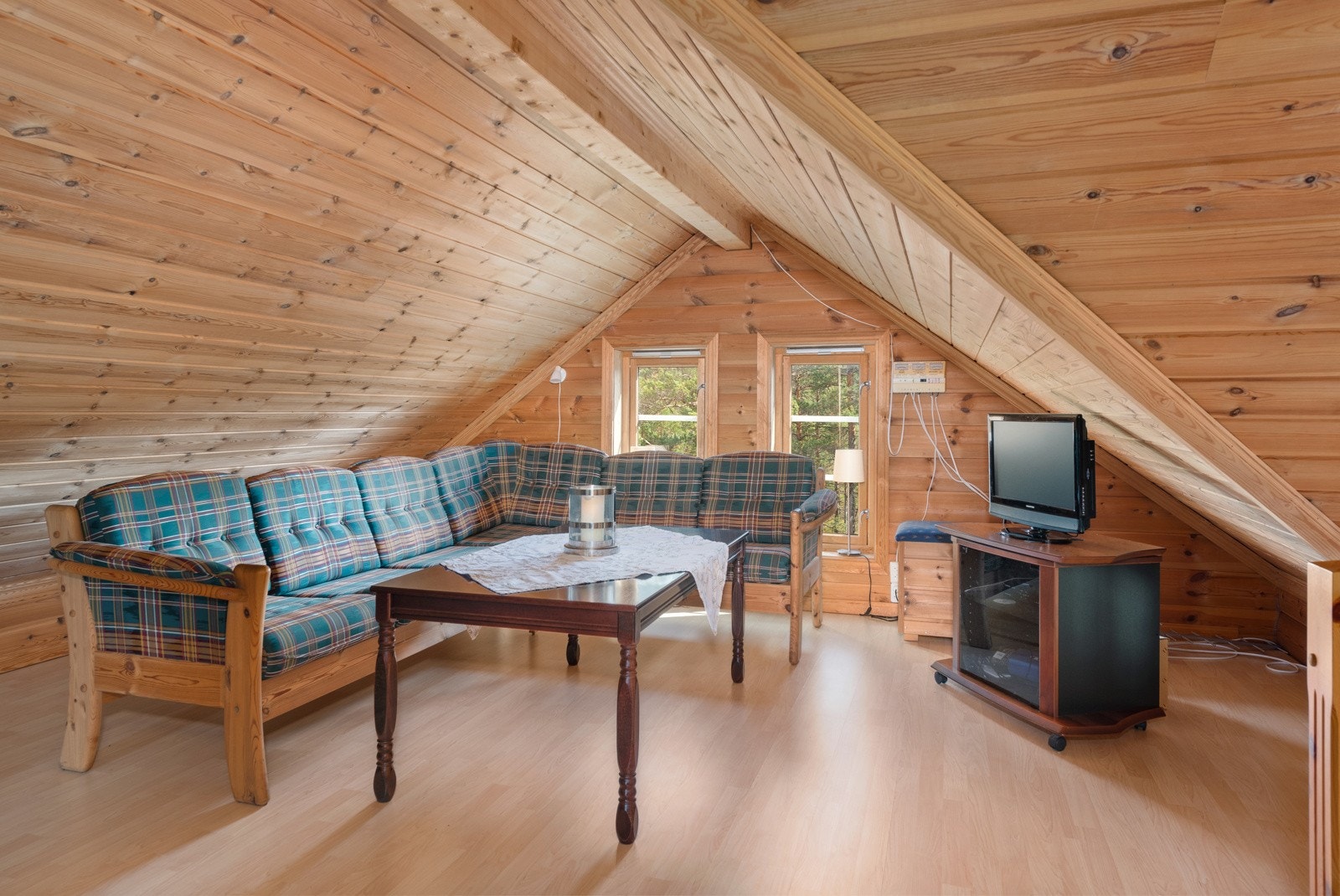 Hemsen er i dag innredet som stue med tv i den ene delen. Galleribilde