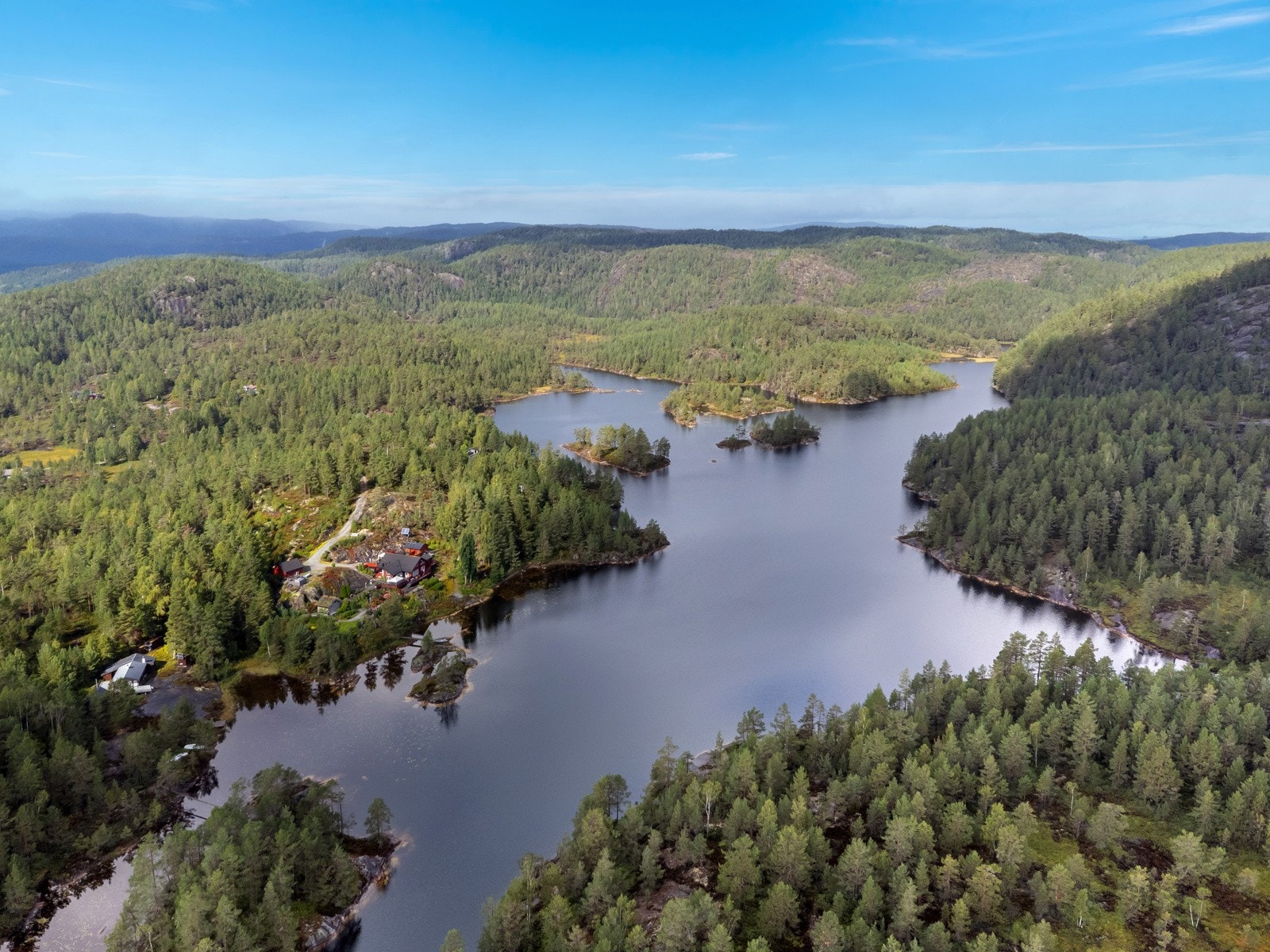 Borvatn kan by på fine padle- og kano turer - her kan man utforske og kose seg i nærområdet rundt hytta Galleribilde