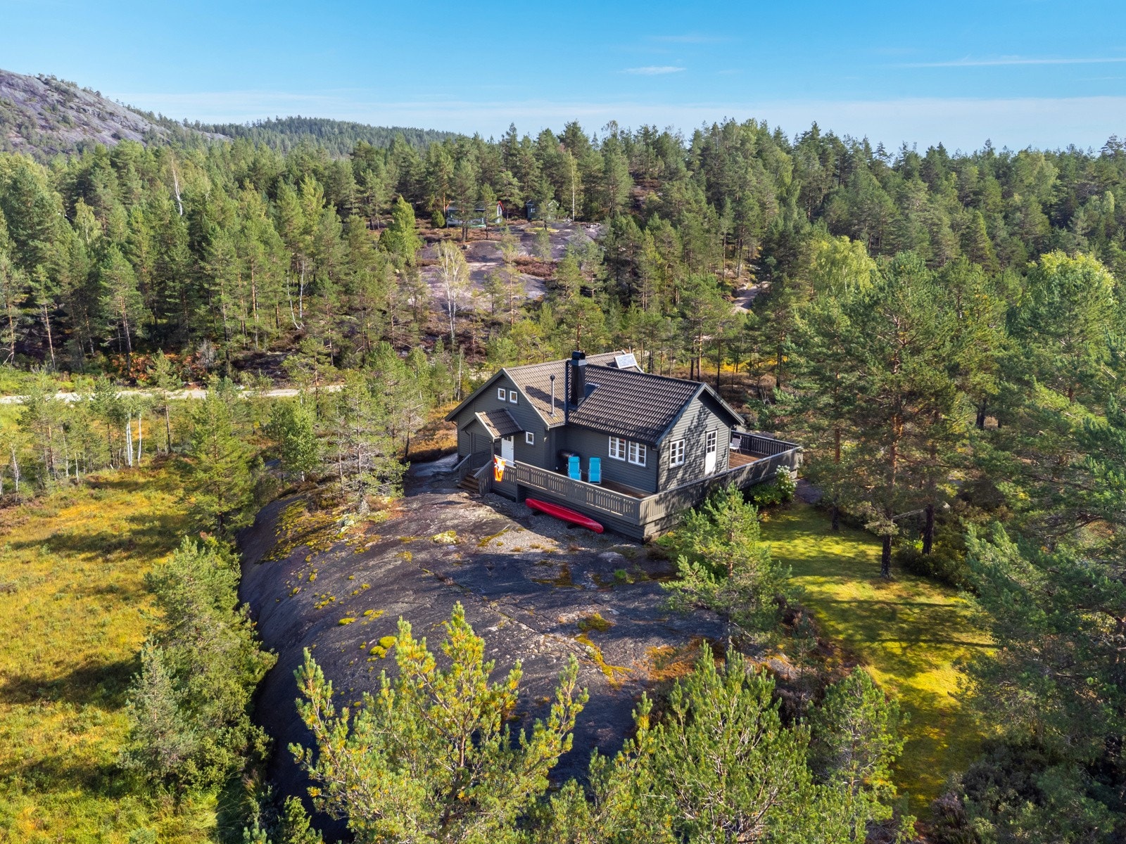 Hyttefeltet består av 27 hytter. Det er bom inn til hyttefeltet, men kjørevei helt inn til egen parkeringsplass ved hytta. Galleribilde