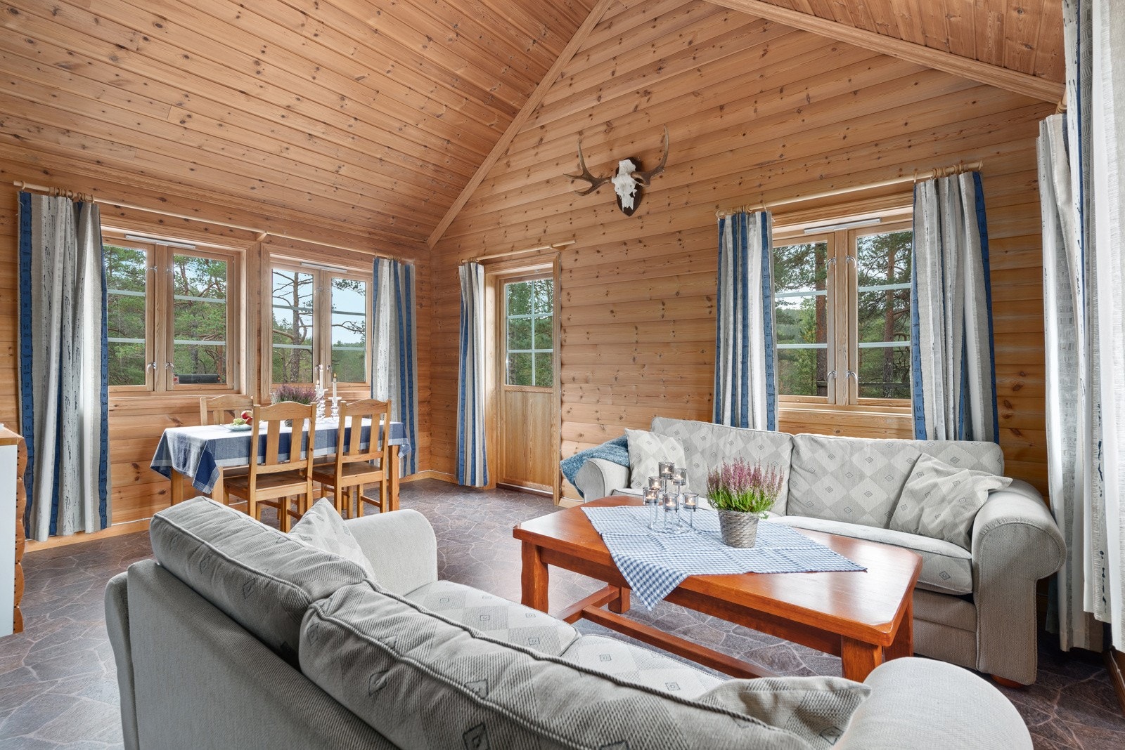 Her kan man nyte både alene eller i godt selskap. En lys og trivelig hytte med store vindusflater som gir rikelig med naturlig lys og ett flott utsyn til natuskjønne omgivelser. Galleribilde