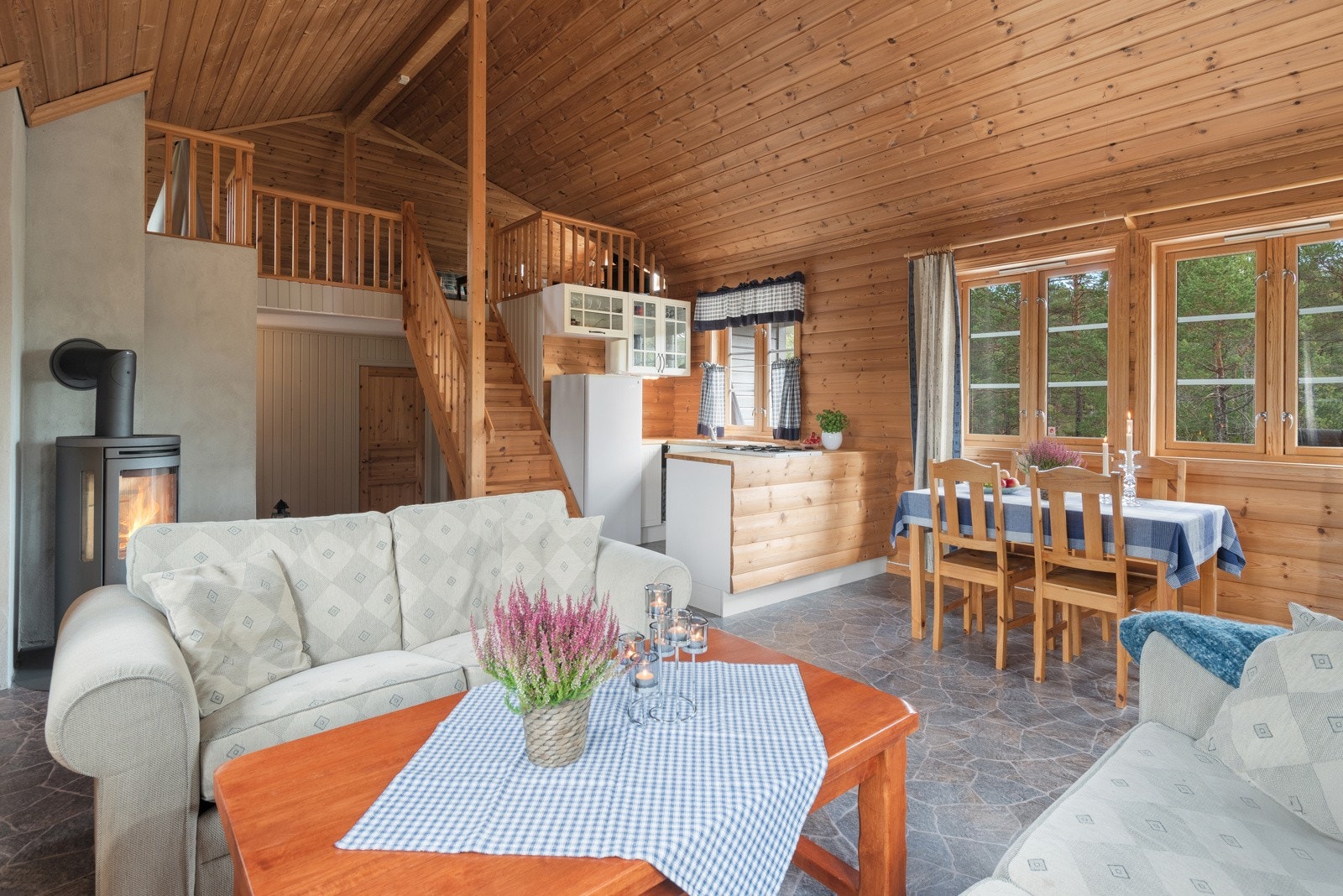 Her er det plass til sofa og spisebord. Oppvarming med vedovn som setter stemningen og atmosfæren når det fyres opp på kaldere dager. Galleribilde