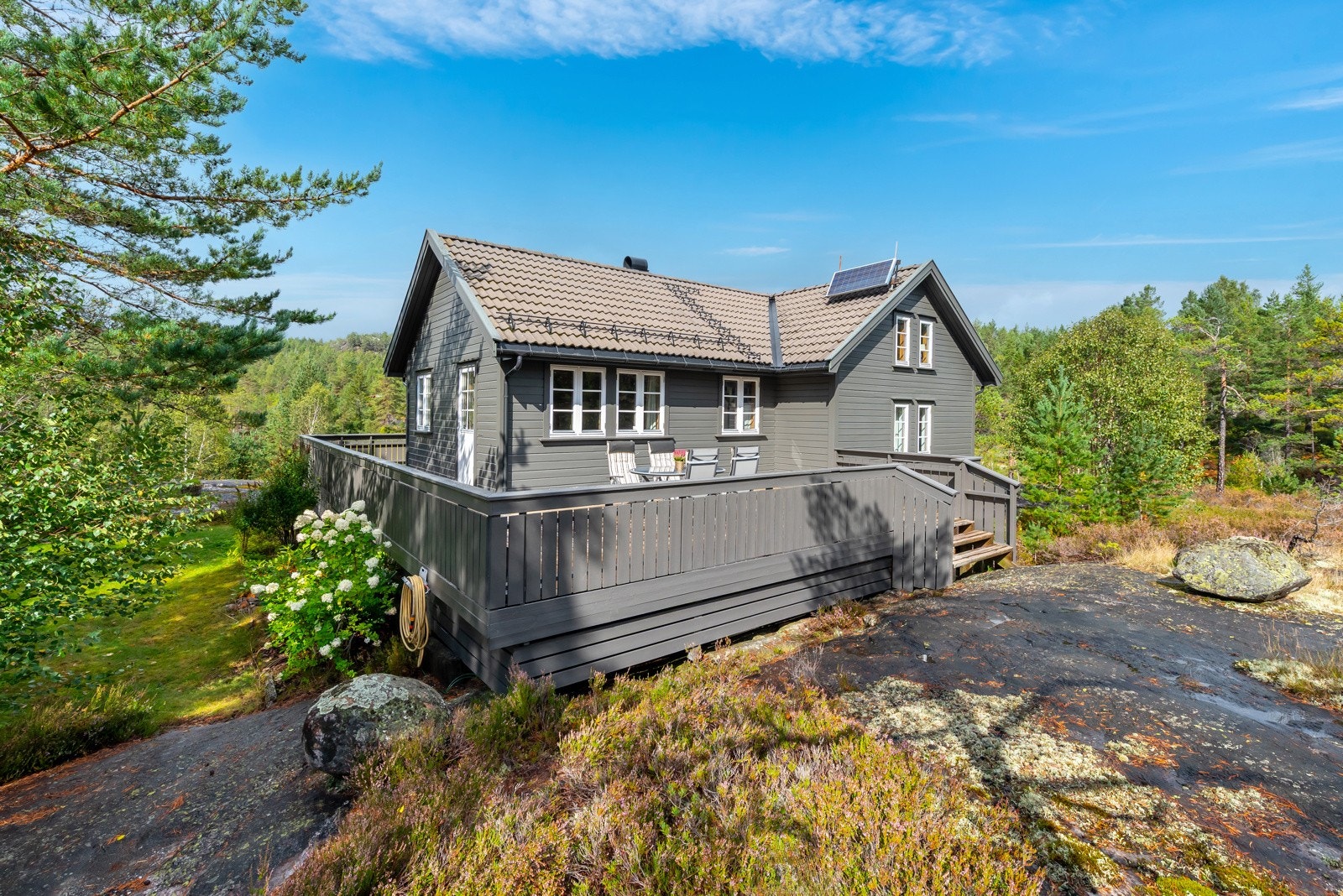 Tomten er pent opparbeidet med terrasser, naturtomt og plen med prydbusker. Det er ikke innlagt vann, men det er sommervann (fra tjern i nærheten) lagt til hyttevegg. Galleribilde