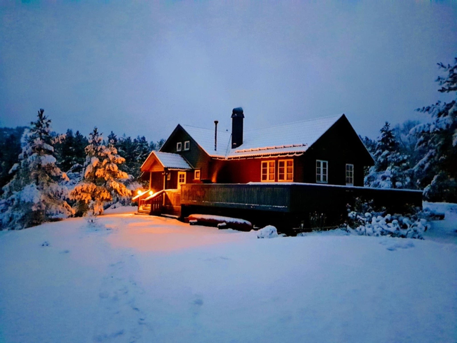 Velkommen til Borvatn 42! Selger har selv tatt de stemningsfulle bildene en vakker vinterdag. Presentert av Marius Engelskjønn v/Meglerhuset & Partners Galleribilde