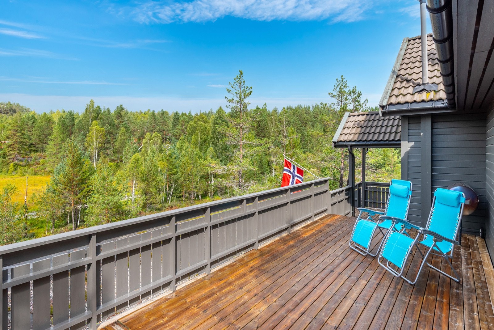 Terrassen strekker seg rundt 3 av hyttas sider, det er bare å flytte seg i takt med sola. Galleribilde