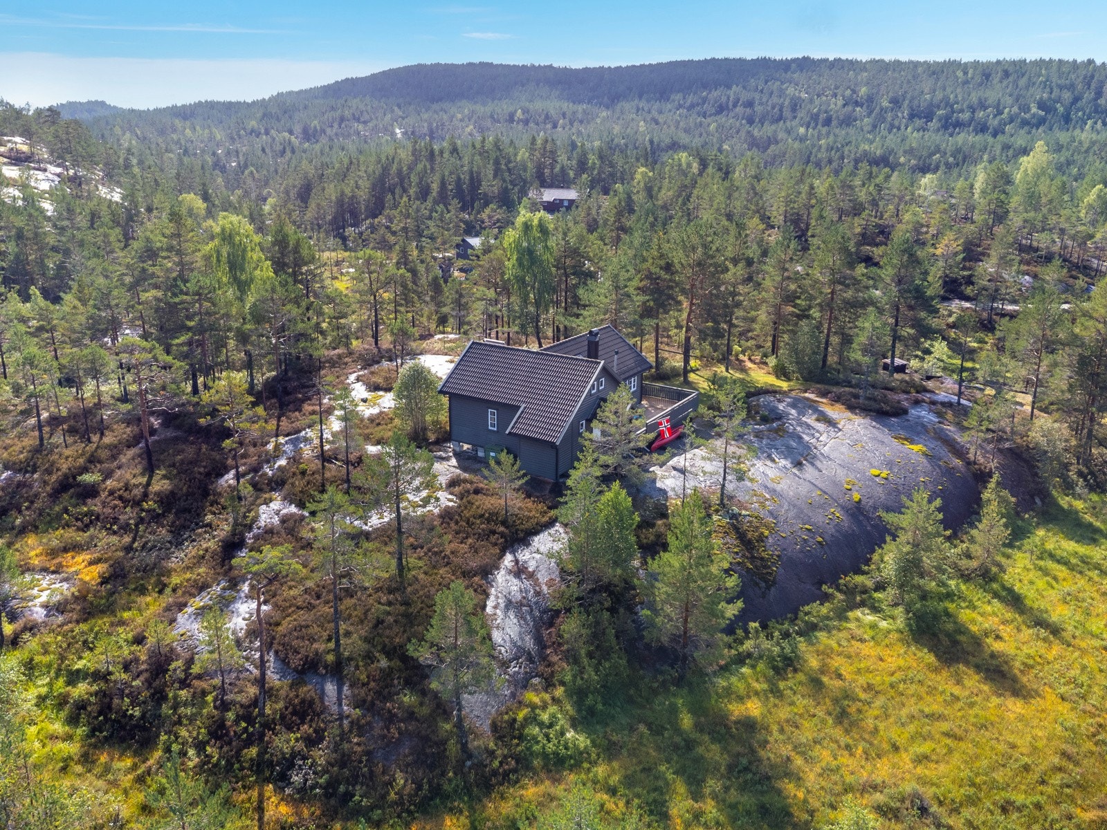 Hytta ligger praktisk plassert på et fjell, tomten er på 499 kvm og er frikjøpt. Solrik beliggenhet med gåavstand til pent opparbeidet badeplass. Galleribilde