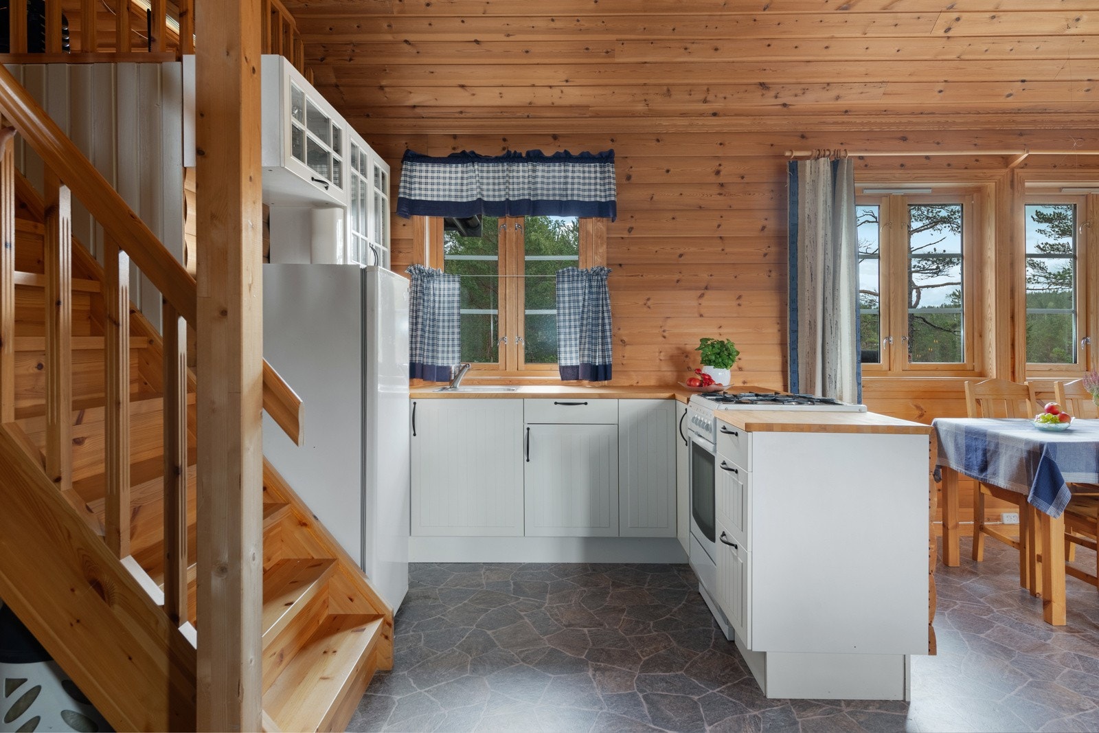 Fint og tidløst kjøkken - fullt møblert og bruksnyttig. Galleribilde