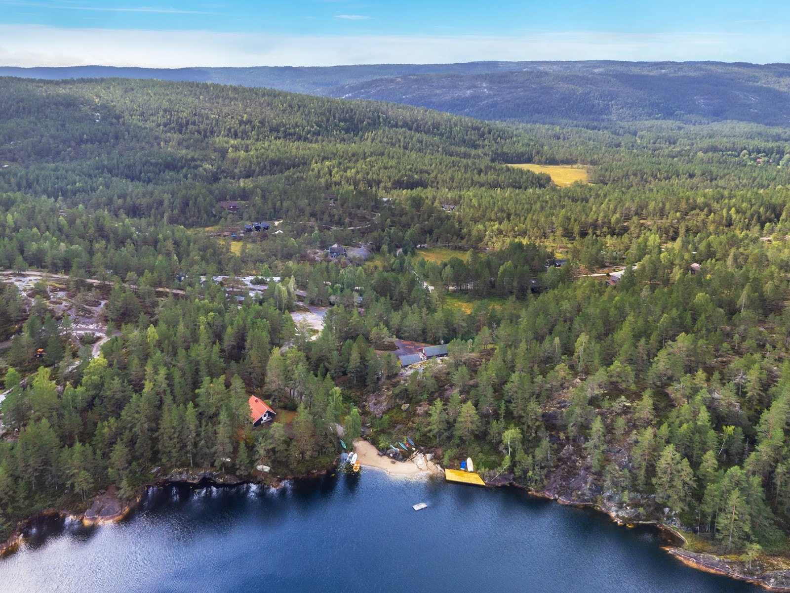 Badeplassen ligger innerst i hyttefeltet med gåavstand fra hytta. Galleribilde