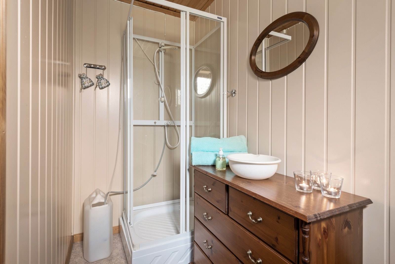 Bad med biotoalett og dusjkabinett med pumpedusj. Galleribilde