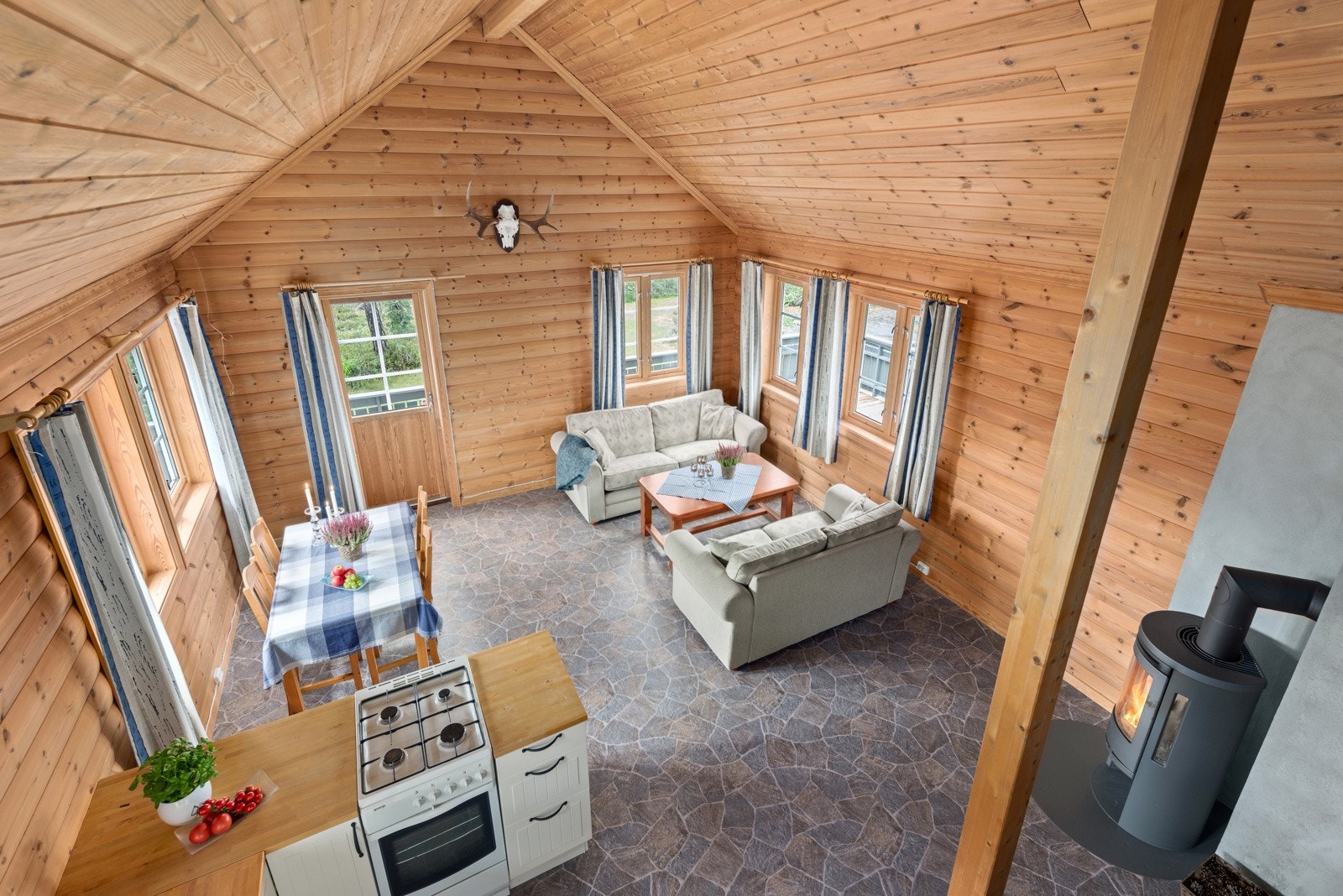 Hytta har en meget åpen og luftig romfølelse med den gode takhøyden og godt med vindusflater Galleribilde