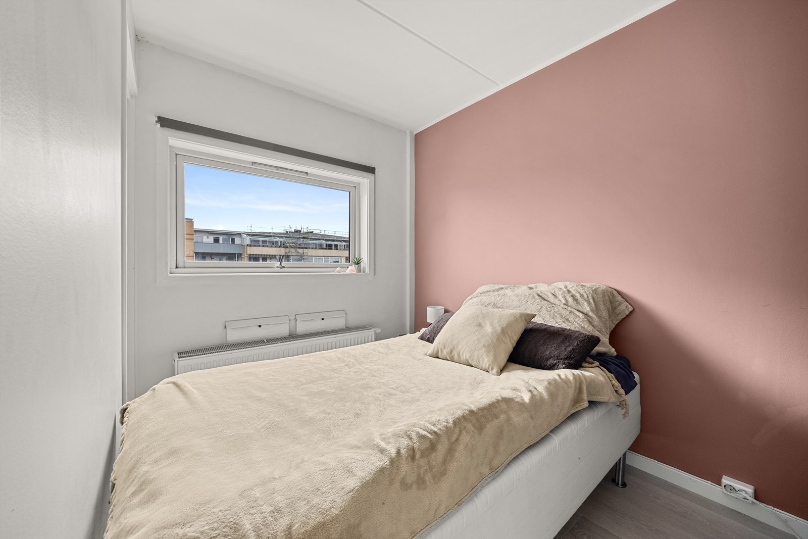 Soverommet gir plass for dobbeltseng og tilhørende nattbord Galleribilde