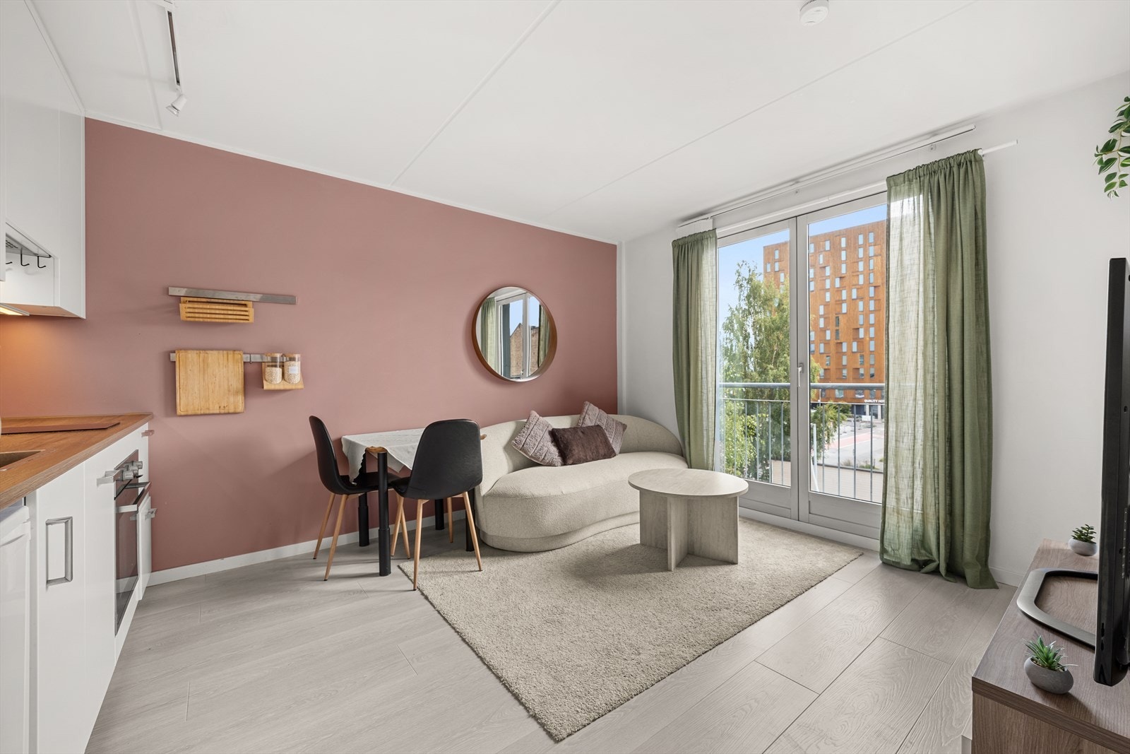 Pen og moderne leilighet med åpen stue- og kjøkkenløsning Galleribilde