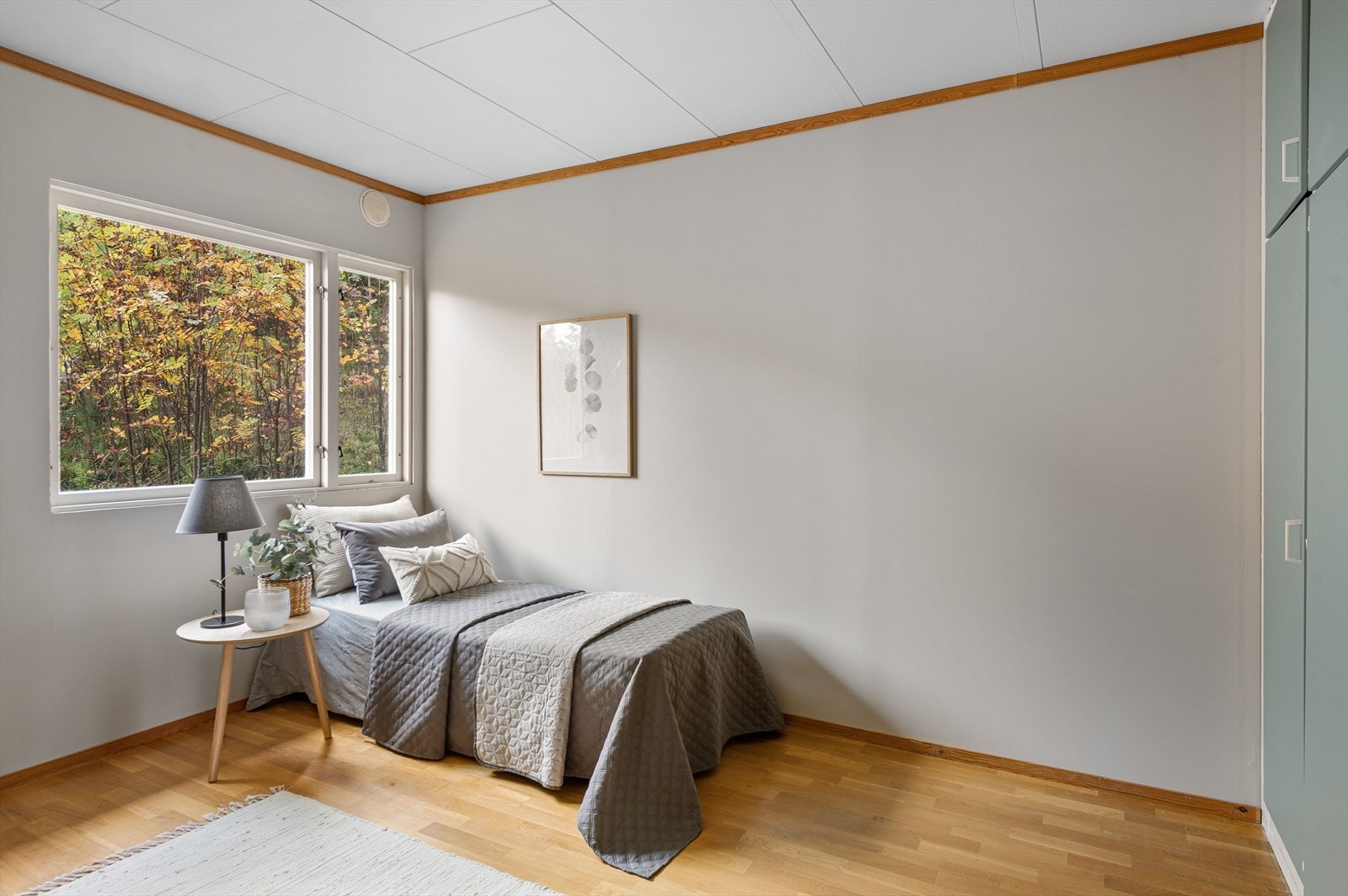 Soverommet har godt med skapplass. Galleribilde