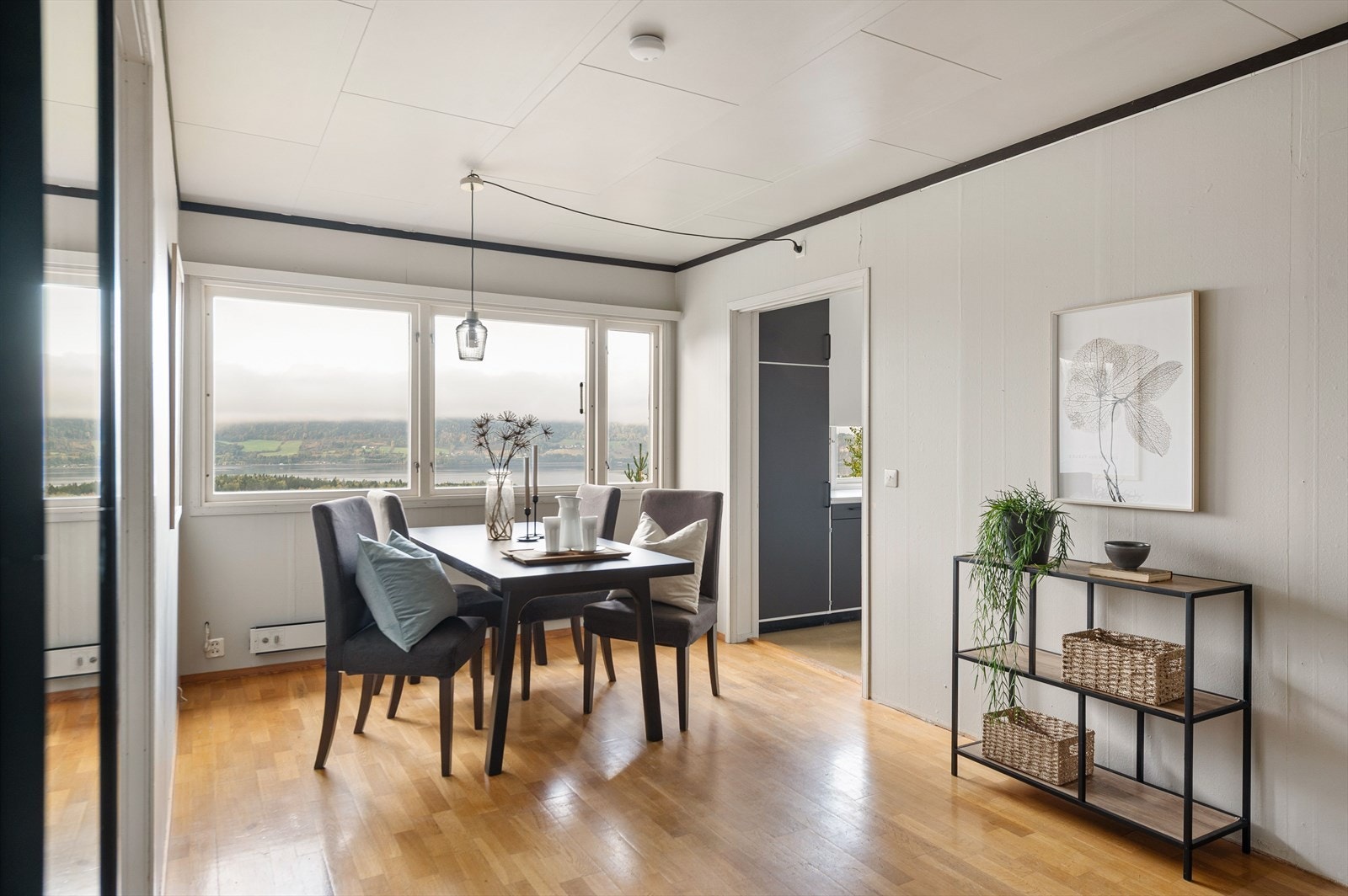 Spisestuen. Galleribilde