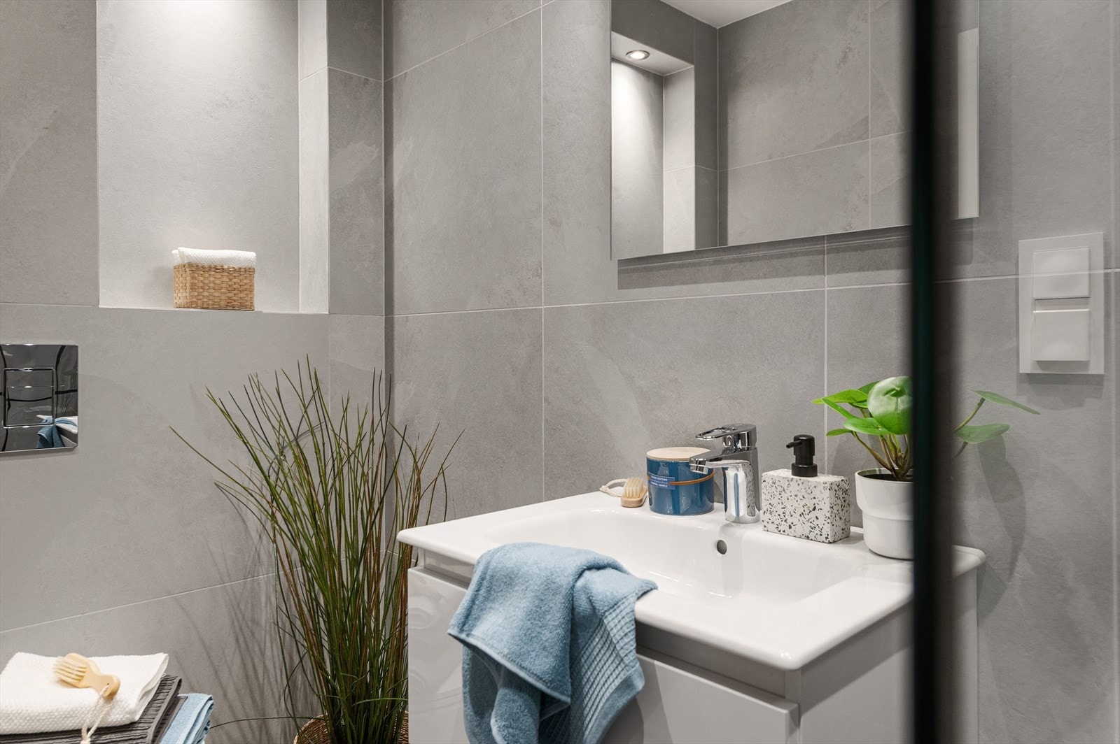 Flislagt bad som er oppgradert i 2024 Galleribilde