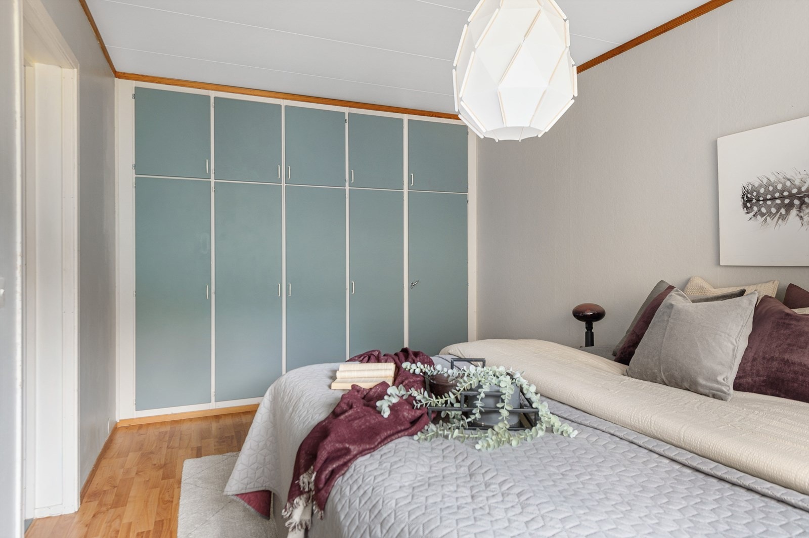 Her er det god plass til dobbelseng og nattbord. Det er mye skapplass. Galleribilde