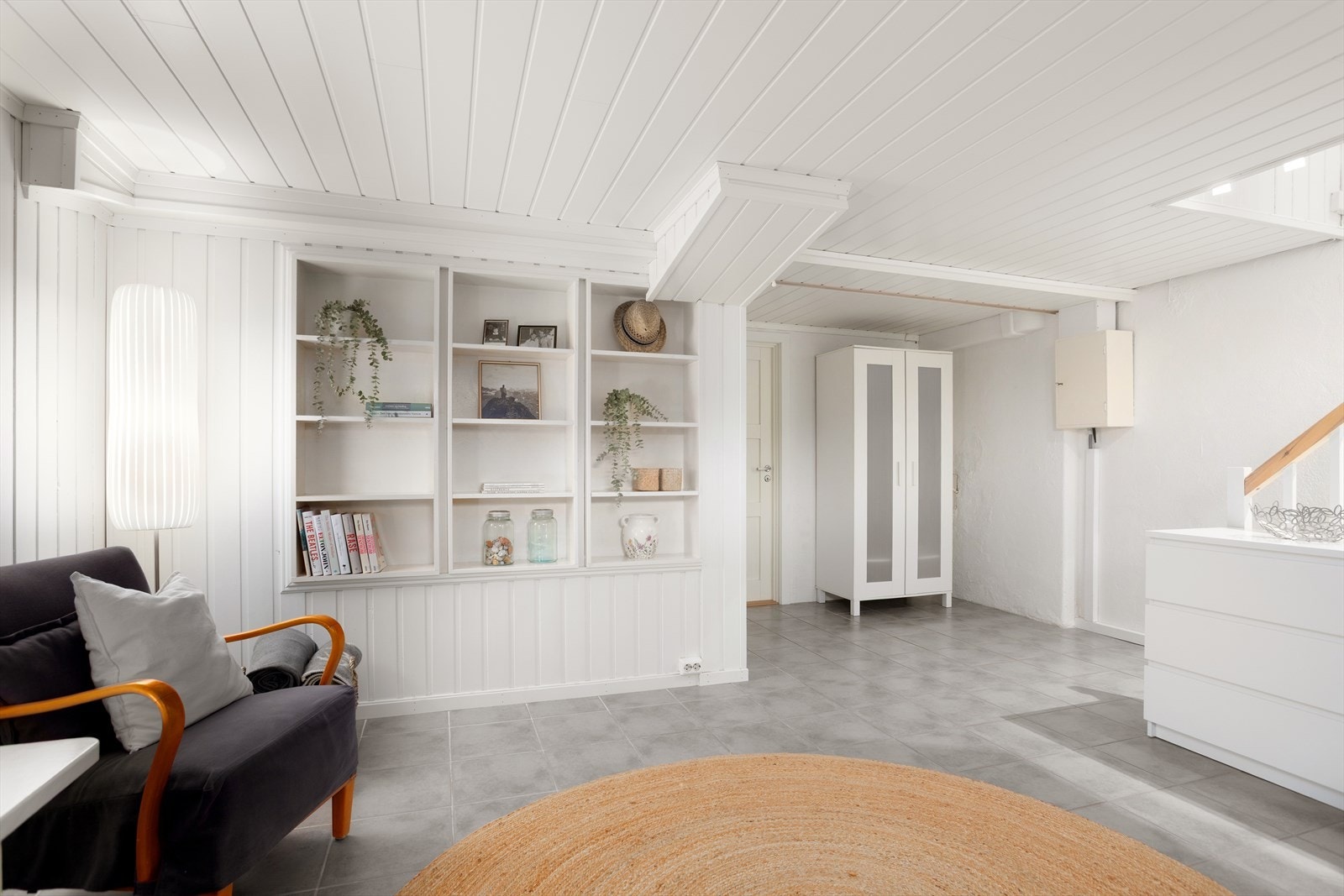 Det er flislagt gulv med behagelige varmekabler - Plassbygget hylle for fin oppbevaring Galleribilde