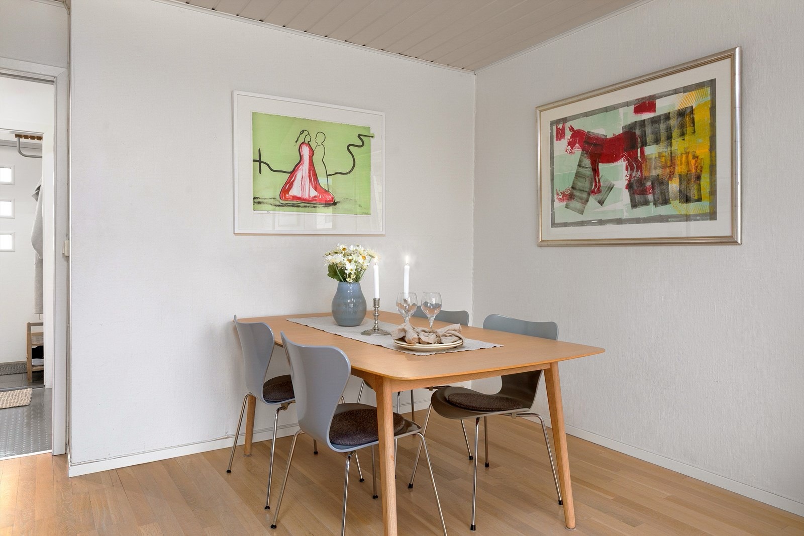 Det er god plass for spisegruppe i stuen Galleribilde