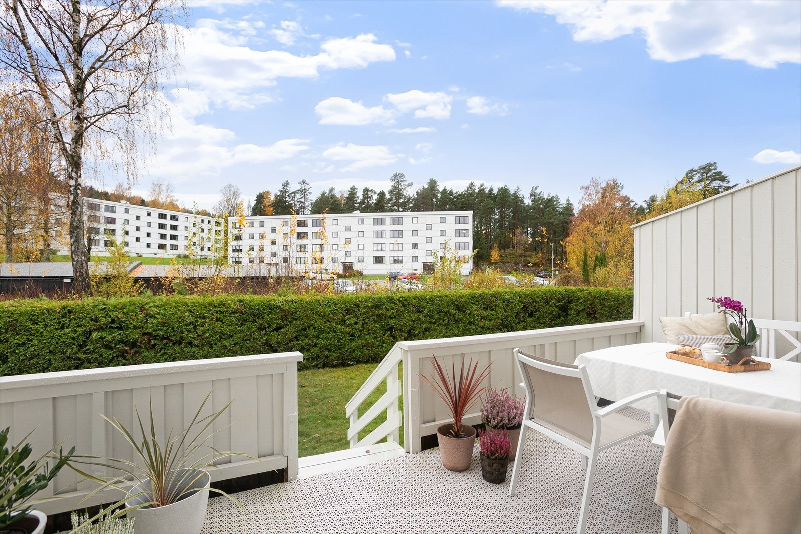 Nydelig uteplass med direkte adkomst til felles hage Galleribilde