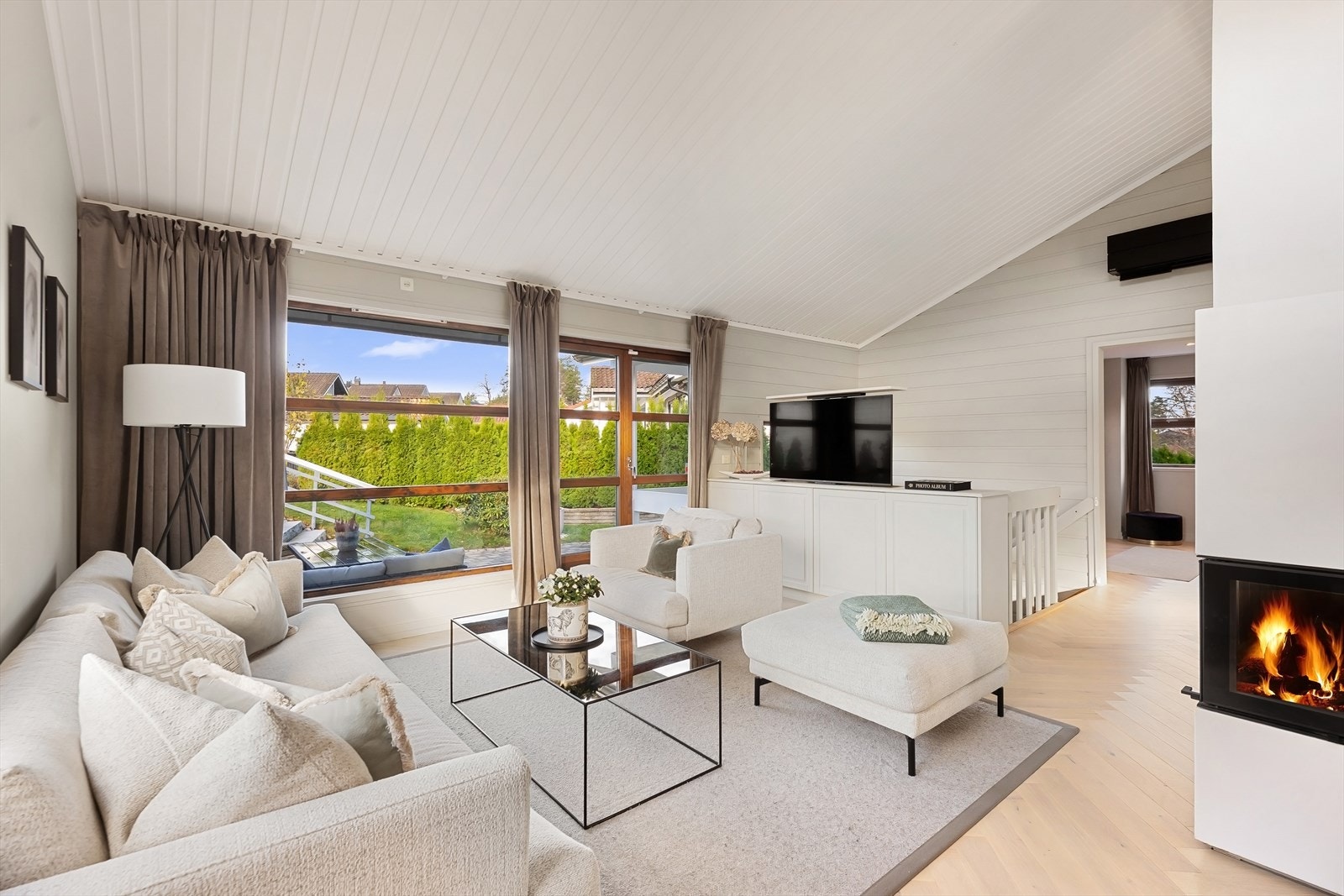 Motorisert tv heis bygget inn i sjenken. Medfølger Galleribilde