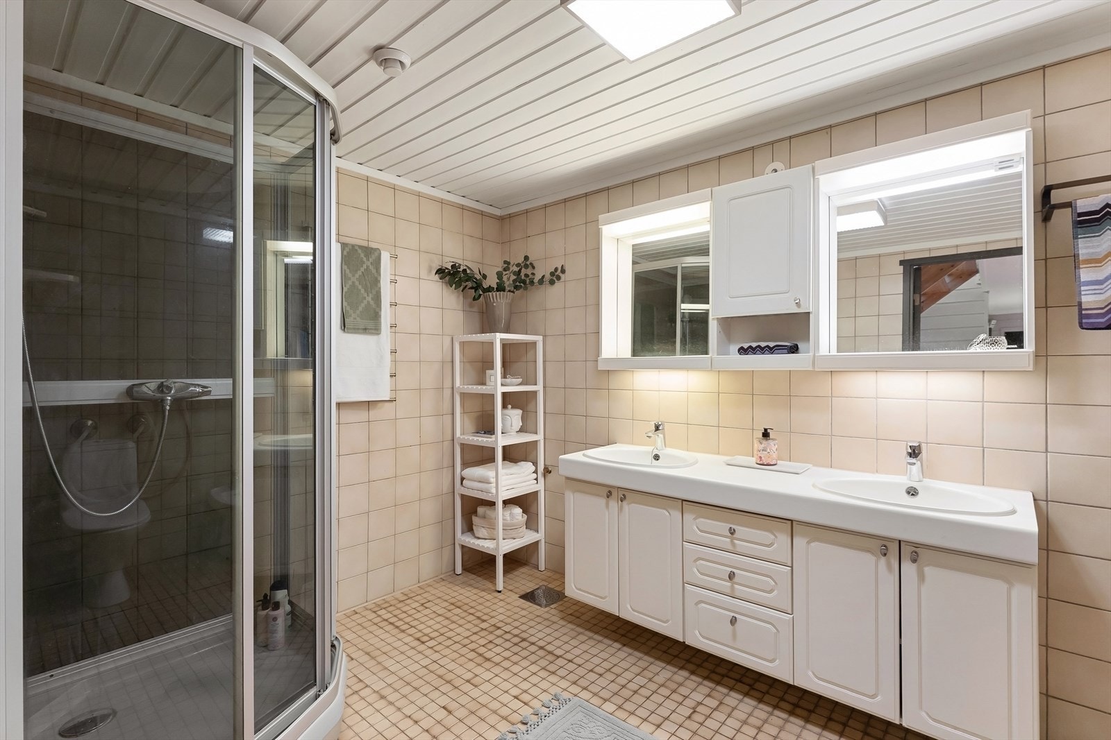 Stort flislagt bad. Noe behov for modernisering med tid. Galleribilde