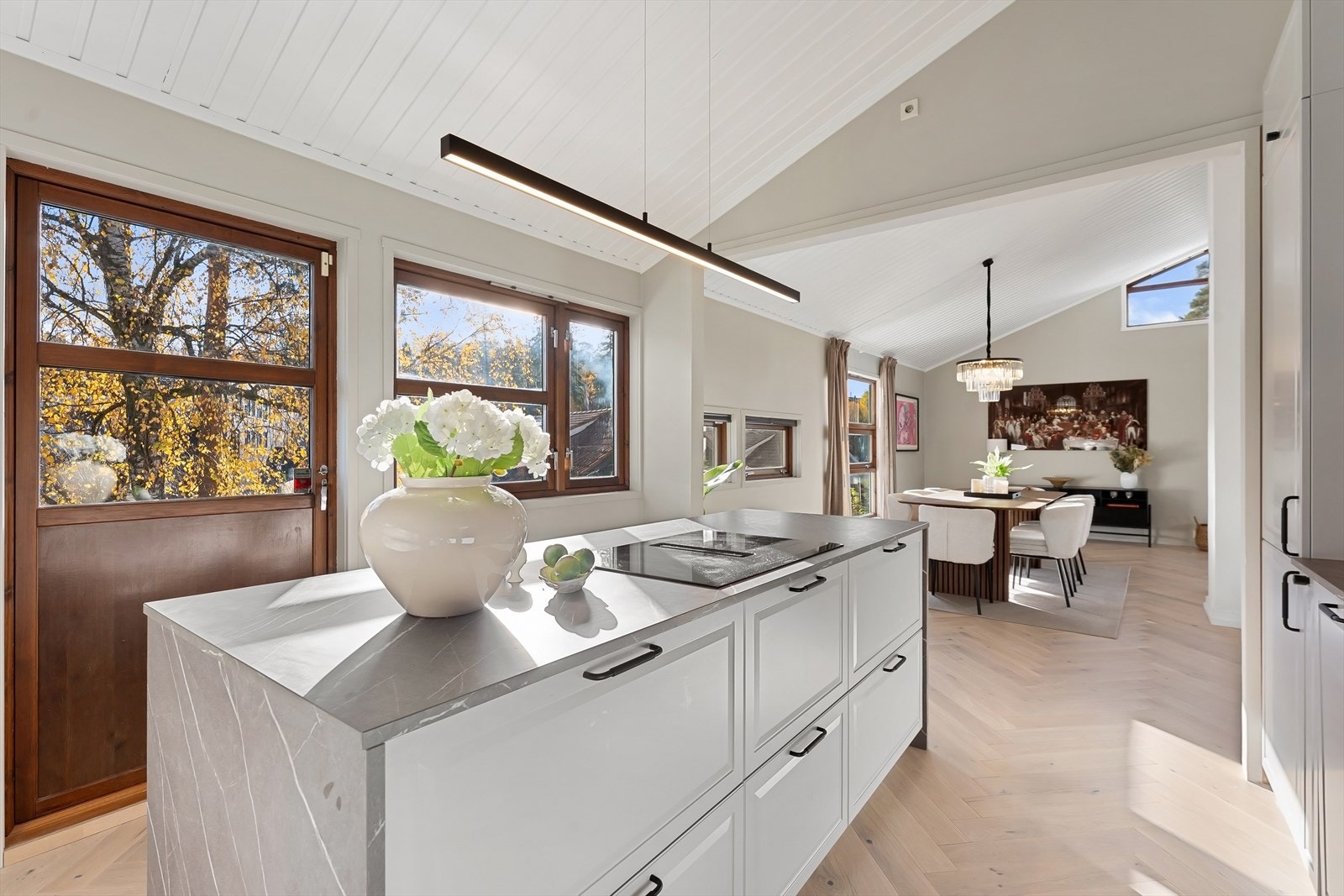 Flott åpen løsning men fortsatt skjermet fra stuen Galleribilde